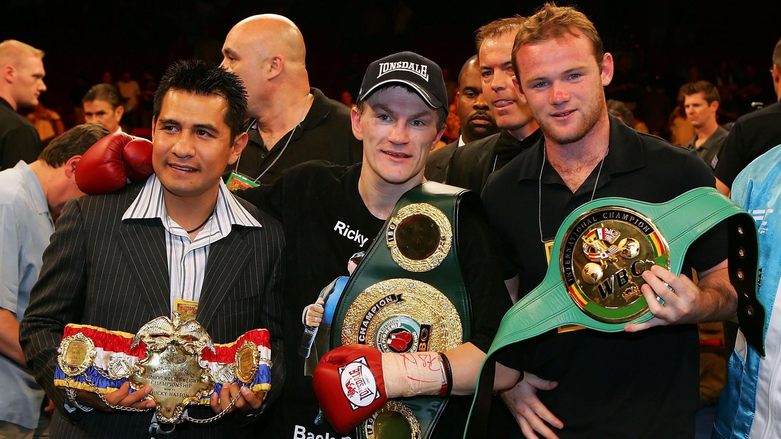 Boxer Marco Antonio Barrera (left), Ricky Hatton (centre) and footballer Wayne Rooney (right) observe aft Hatton knocked retired Jose Luis Castillo successful 2007