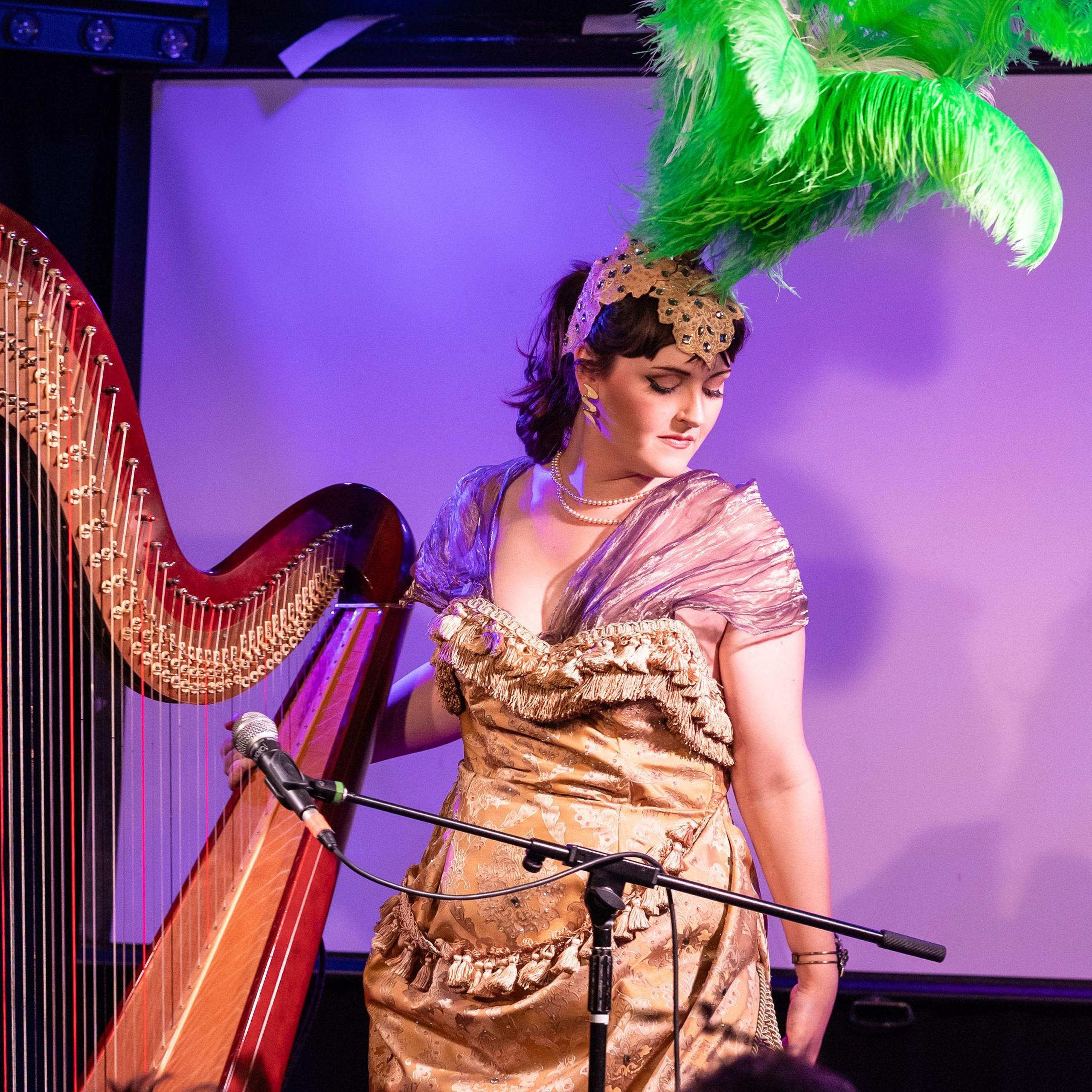 Sam mewn gwisg aur gyda phenwisg gwyrdd