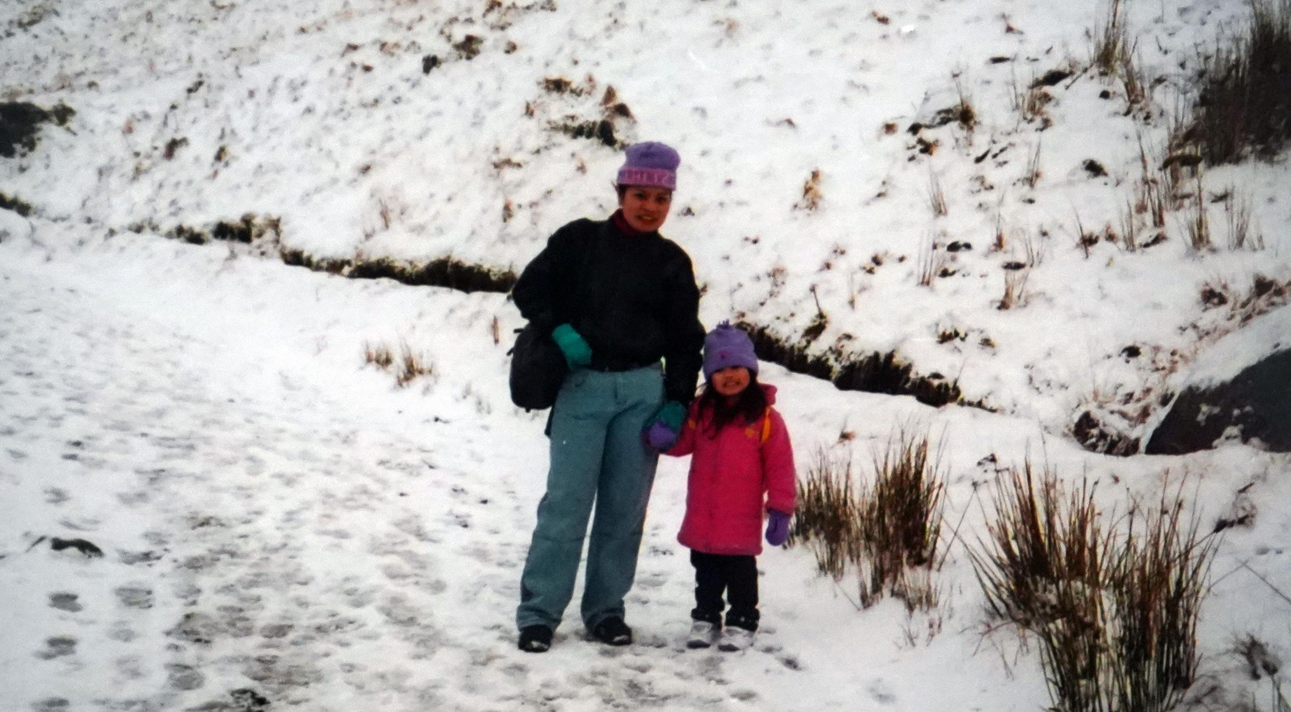 Edelita a'i phlentyn yn yr eira