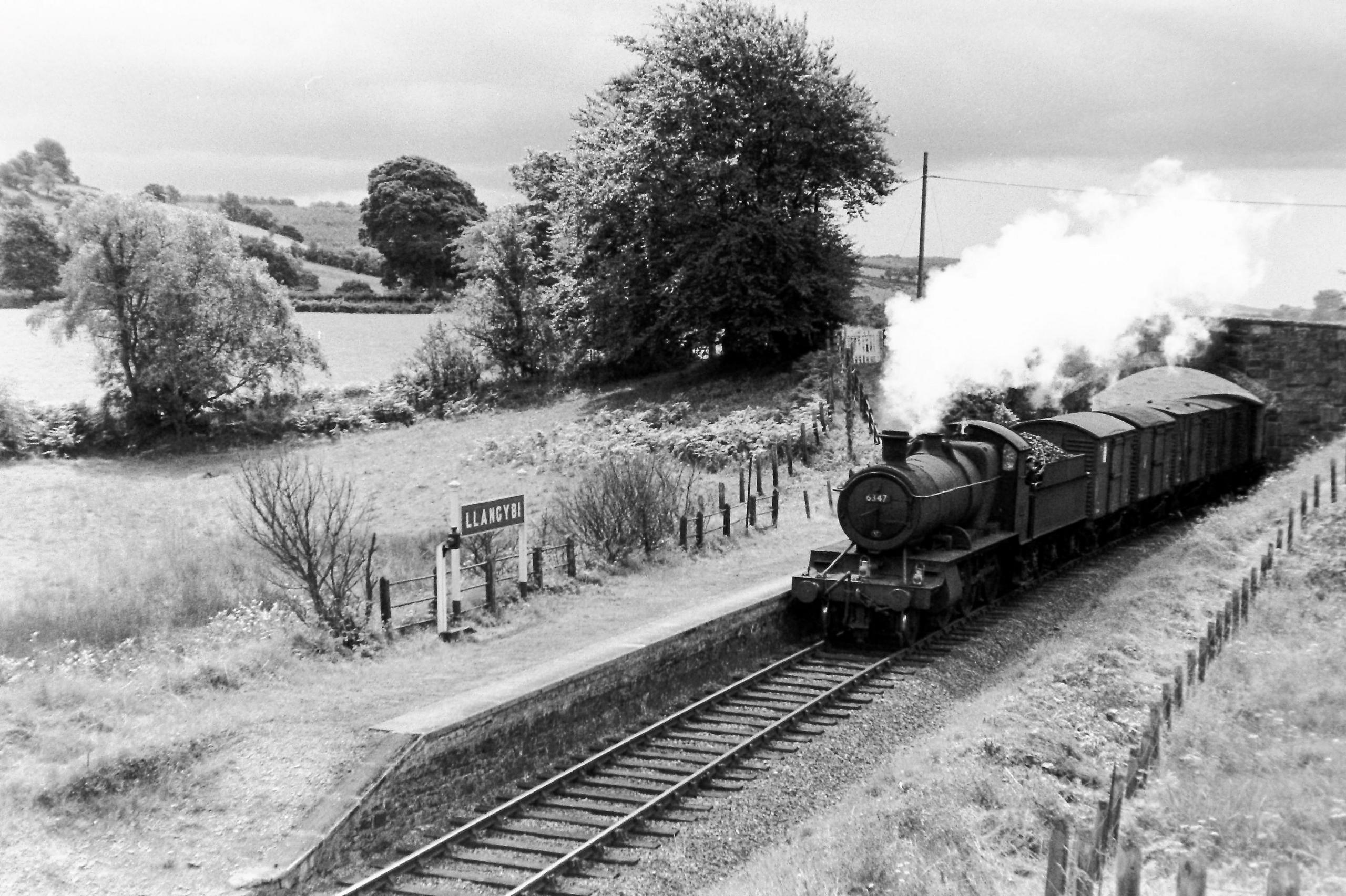 Great Western Railway locomotive passes Llangybi 