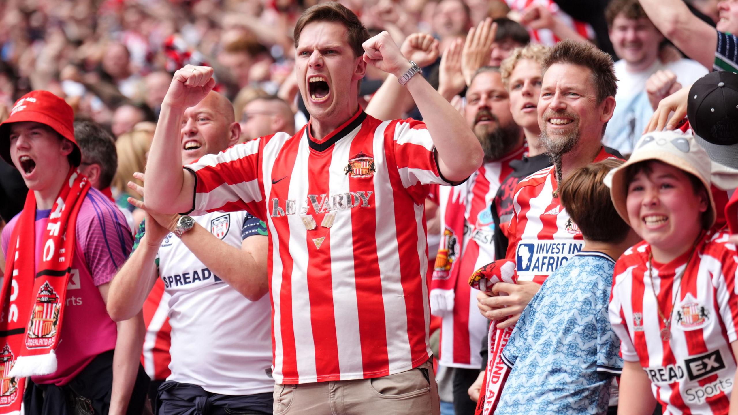 Sunderland fans celebrate goal