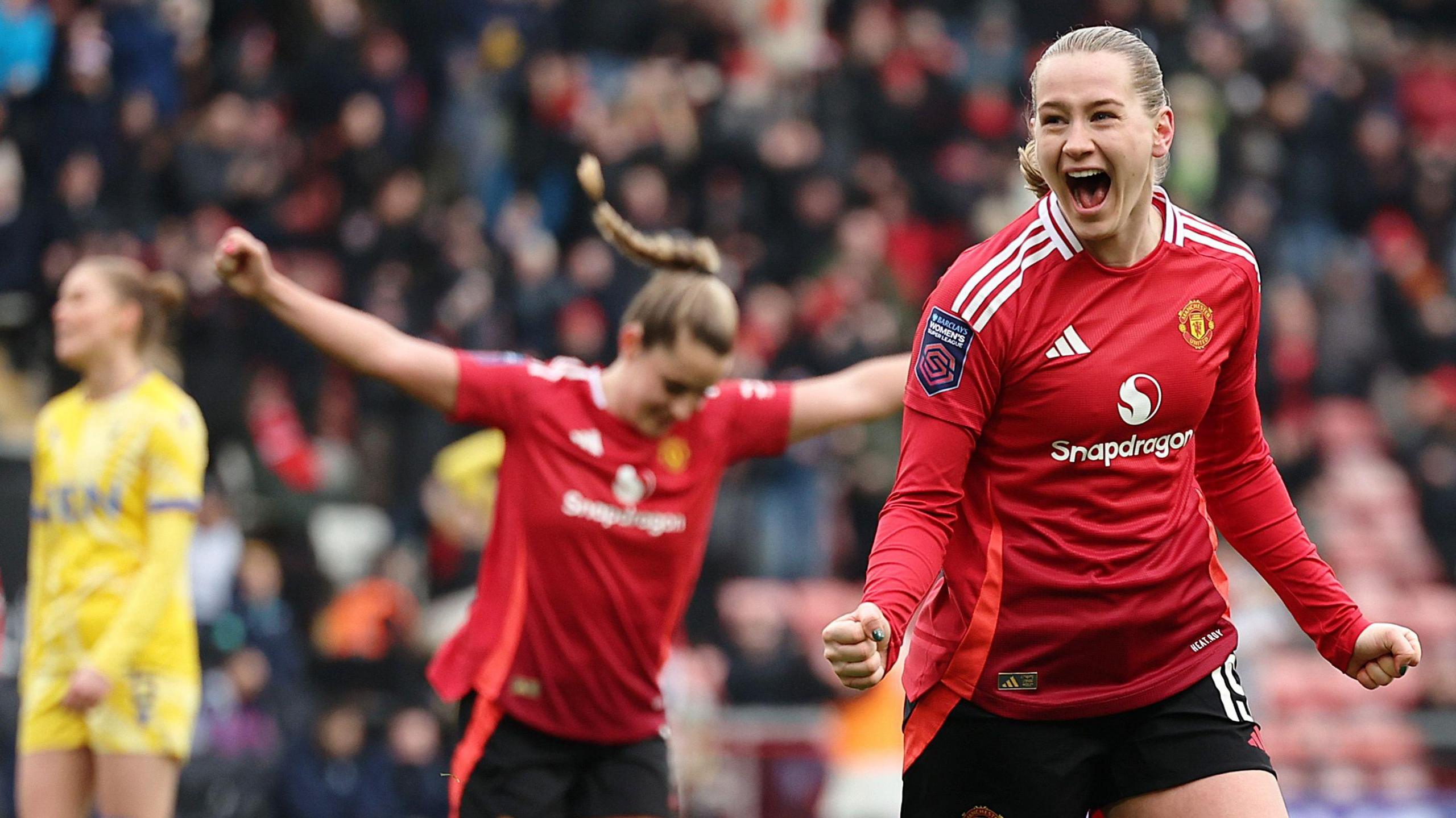 Elisabeth Terland scores for Manchester United