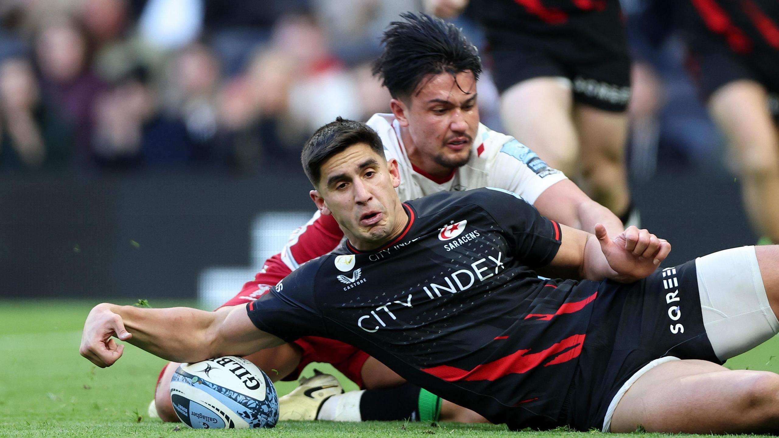 Marcus Smith fails to prevent a Saracens try