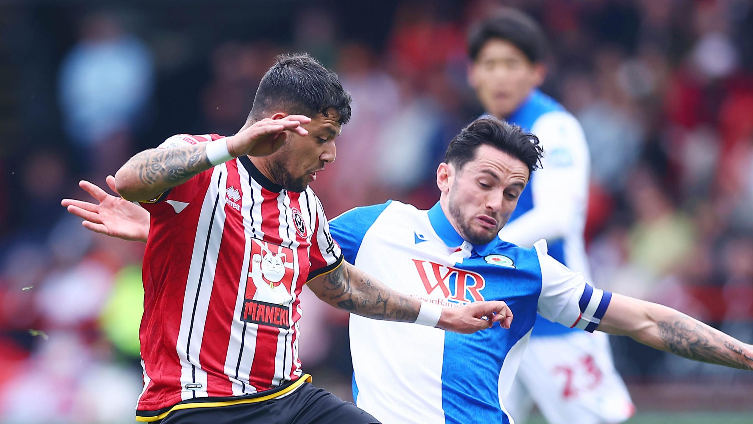 Sheffield United's Gus Hamer and Blackburn Rovers captain Lewis Travis compete for the ball