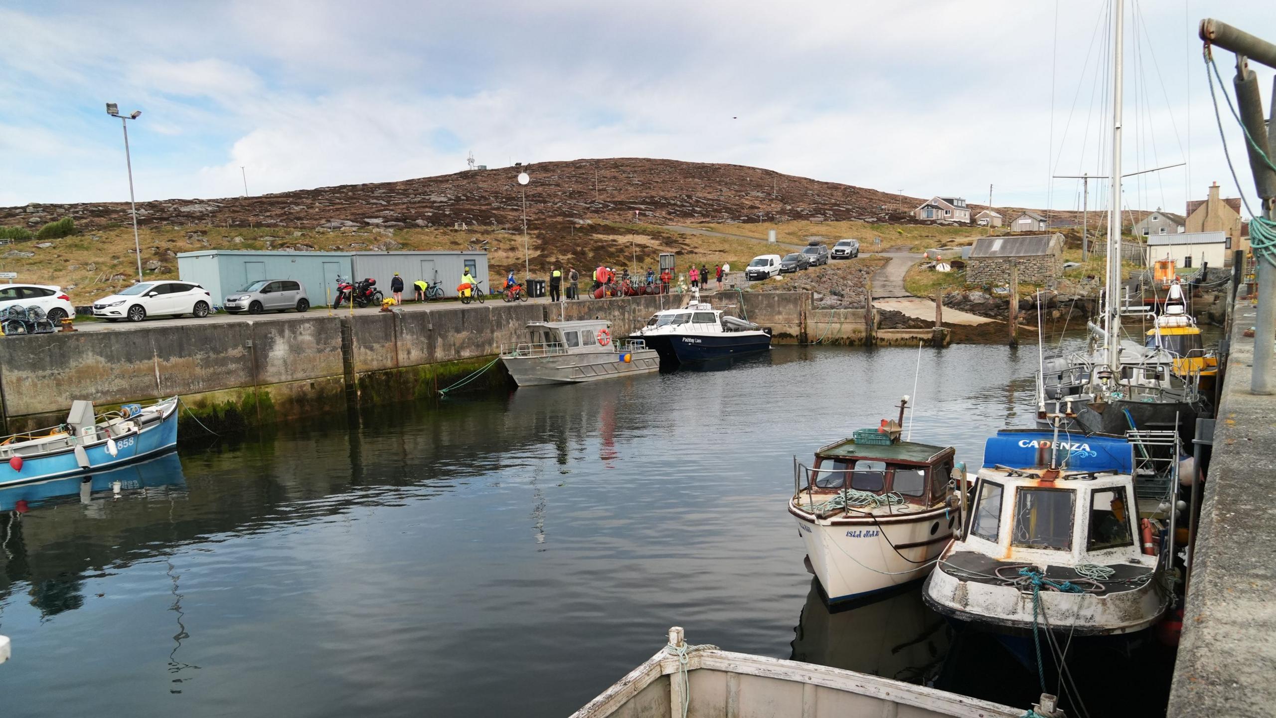 Bàtaichean iasgaich ann am Bearnaraigh na Hearadh