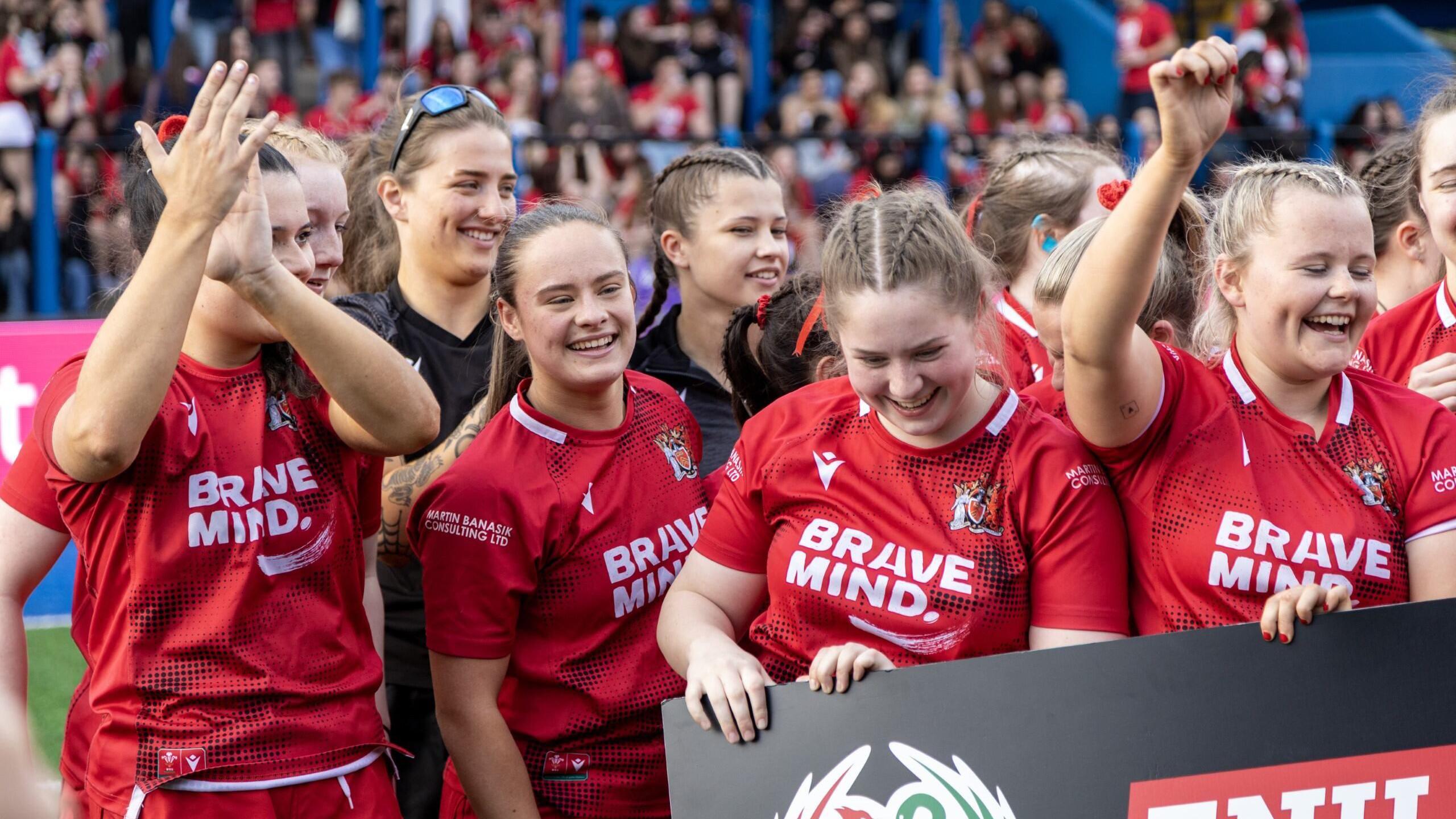 Ffion a'i thim rygbi