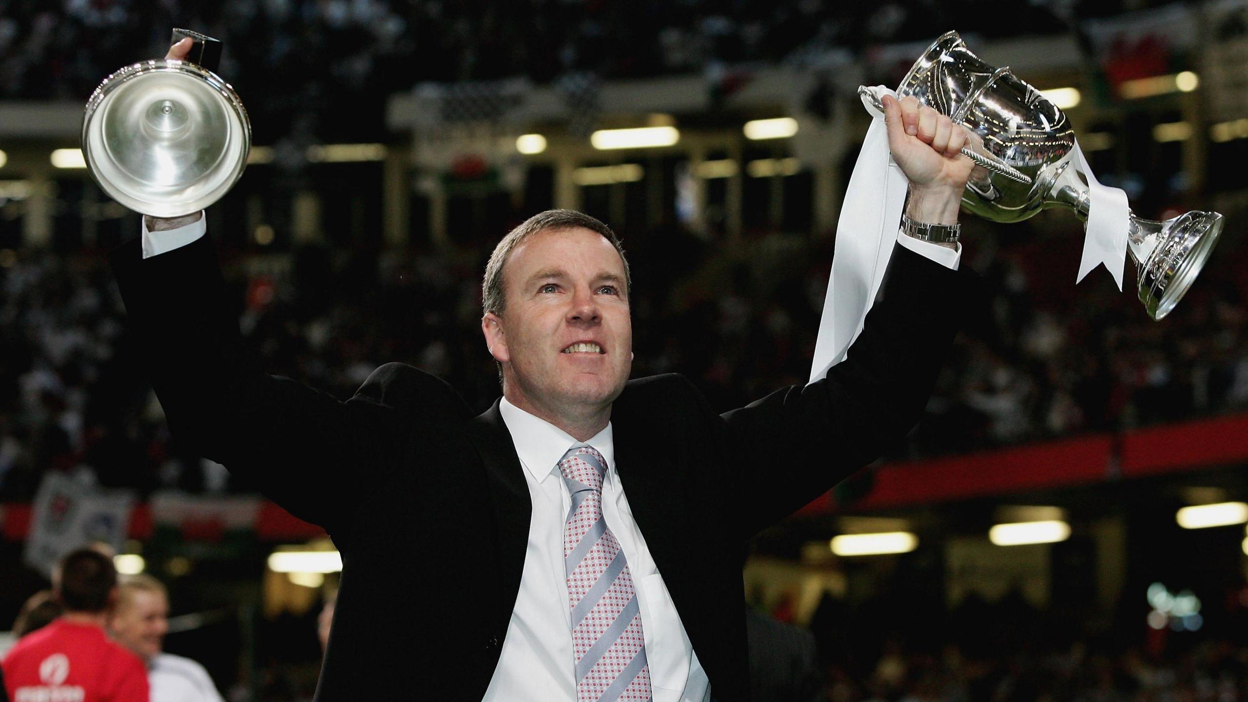 Kenny Jackett yn dathlu ennill Tlws y Gynghrair gydag Abertawe yn Stadiwm y Mileniwm yn 2006
