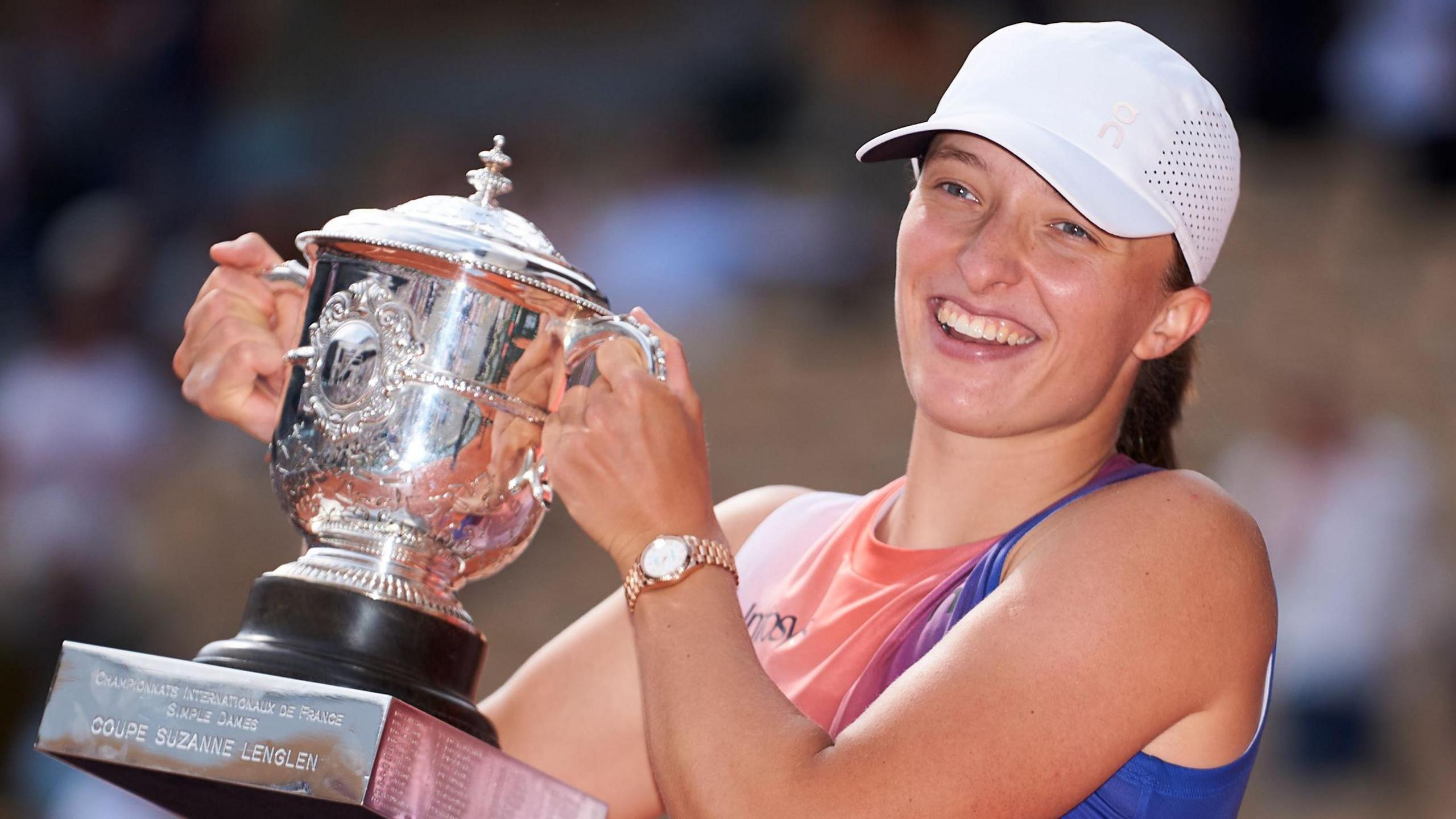 Iga Swiatek lifts the French Open trophy