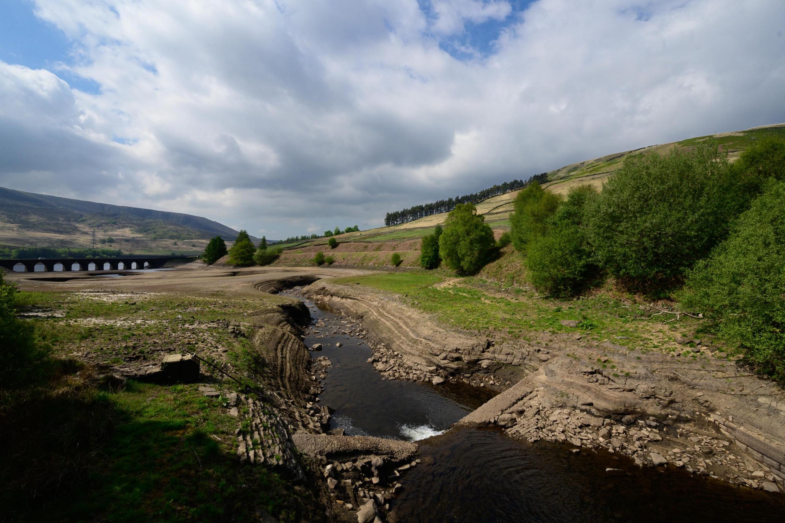 Photo showing water level below normal in reservoir 