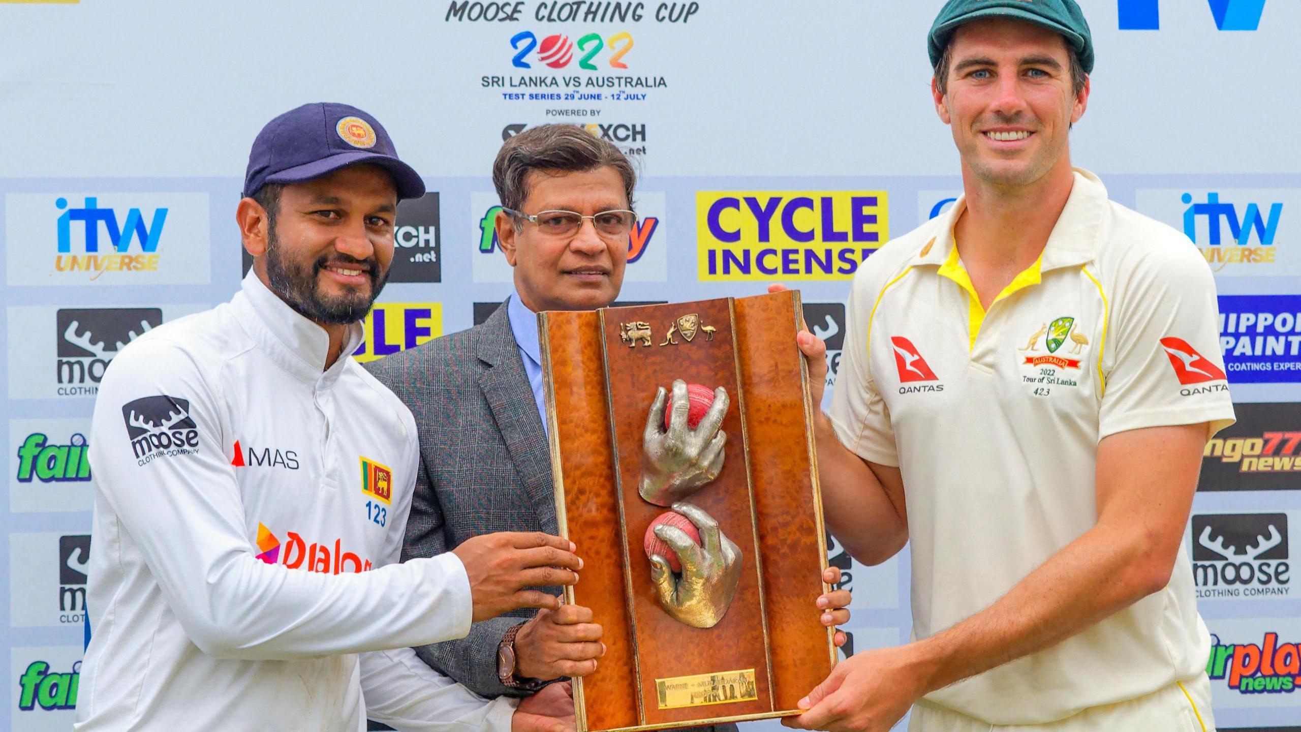 Sri Lanka's Dimuth Karunaratne and Australia's Pat Cummins with the Warne-Muralitharan Trophy in 2022