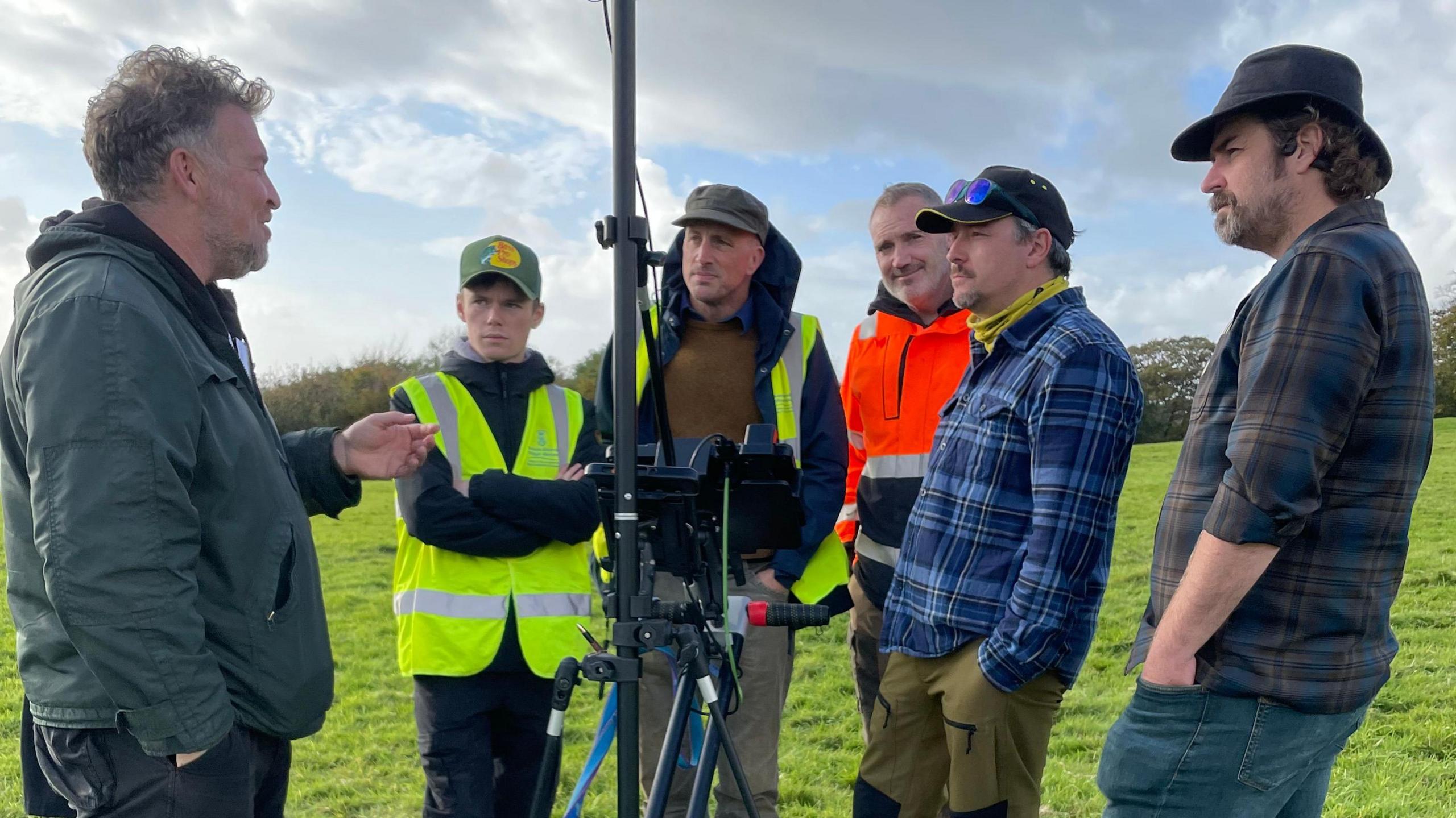 Dr Alex Langlands a'r tim o Brifysgol Abertawe yn trafod eu darganfyddiad yn ymyl un o'r sganwyr radar