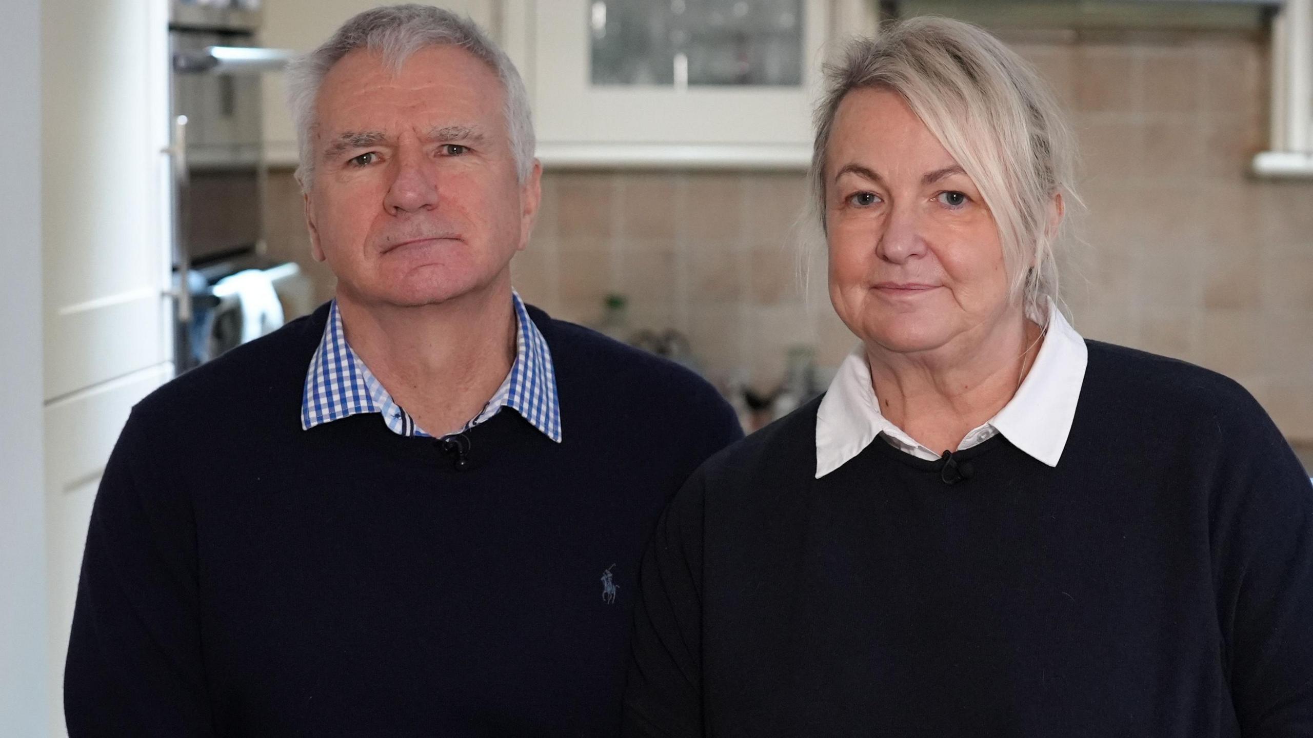 Rhieni Bethan, Steve a Jane yn sefyll yn y gegin