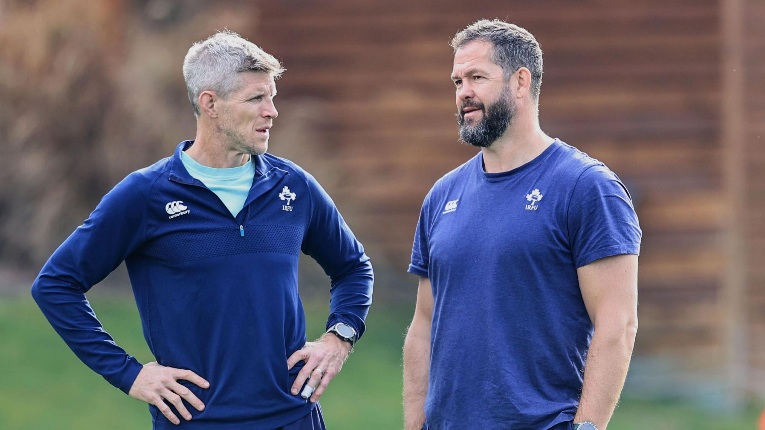 Simon Easterby speaks with Andy Farrell on the training pitch