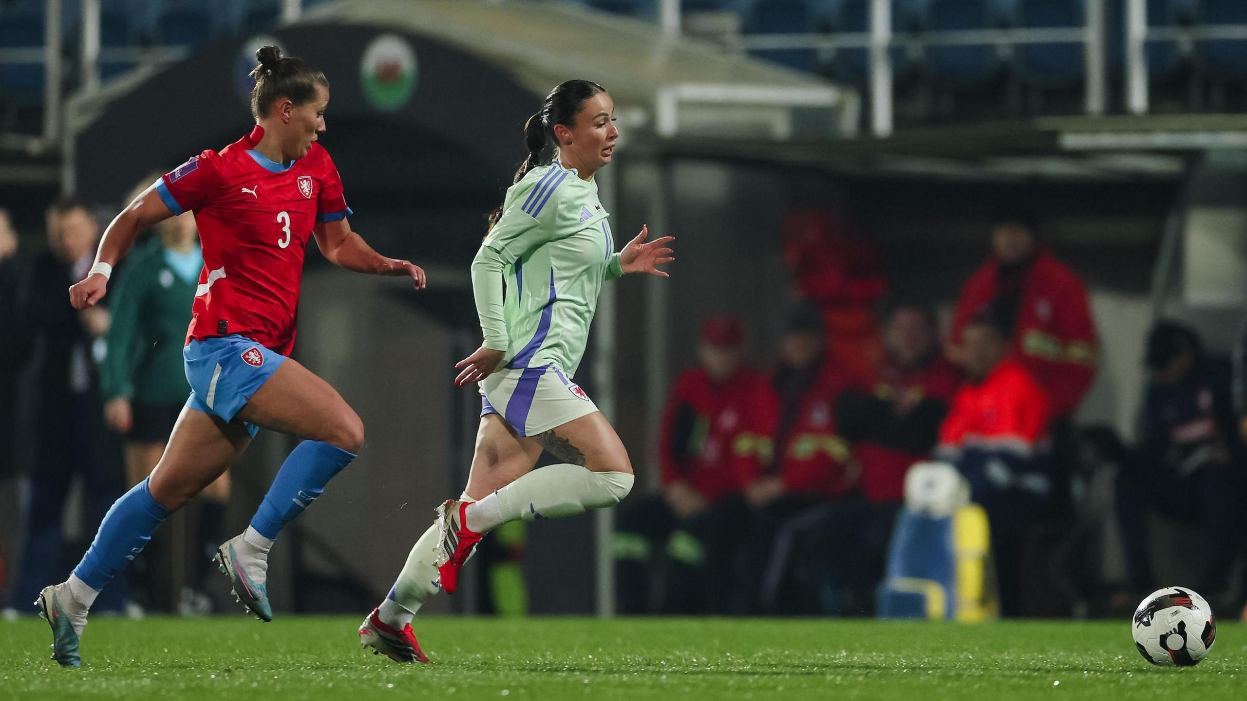 Hannah Cain drives forward 