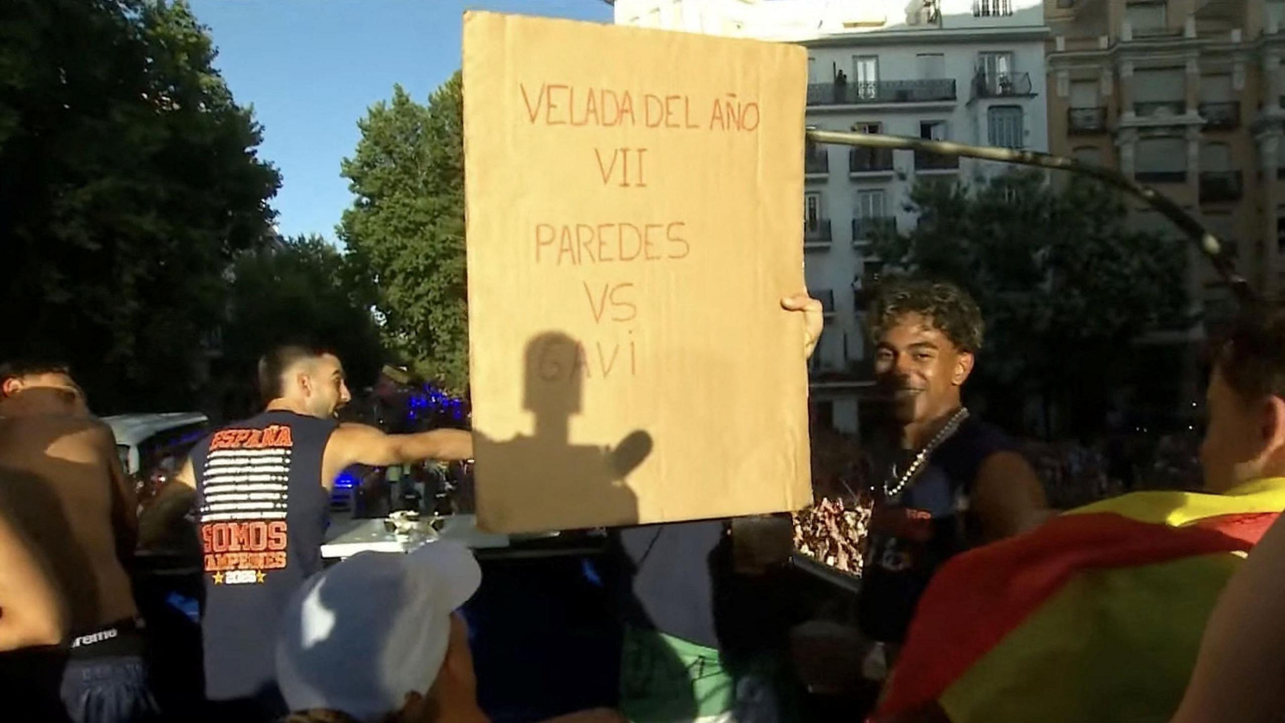 Lamine Yamal holds a cardboard sign that reads: 'Velada del Ano VII: Paredes vs Gavi'