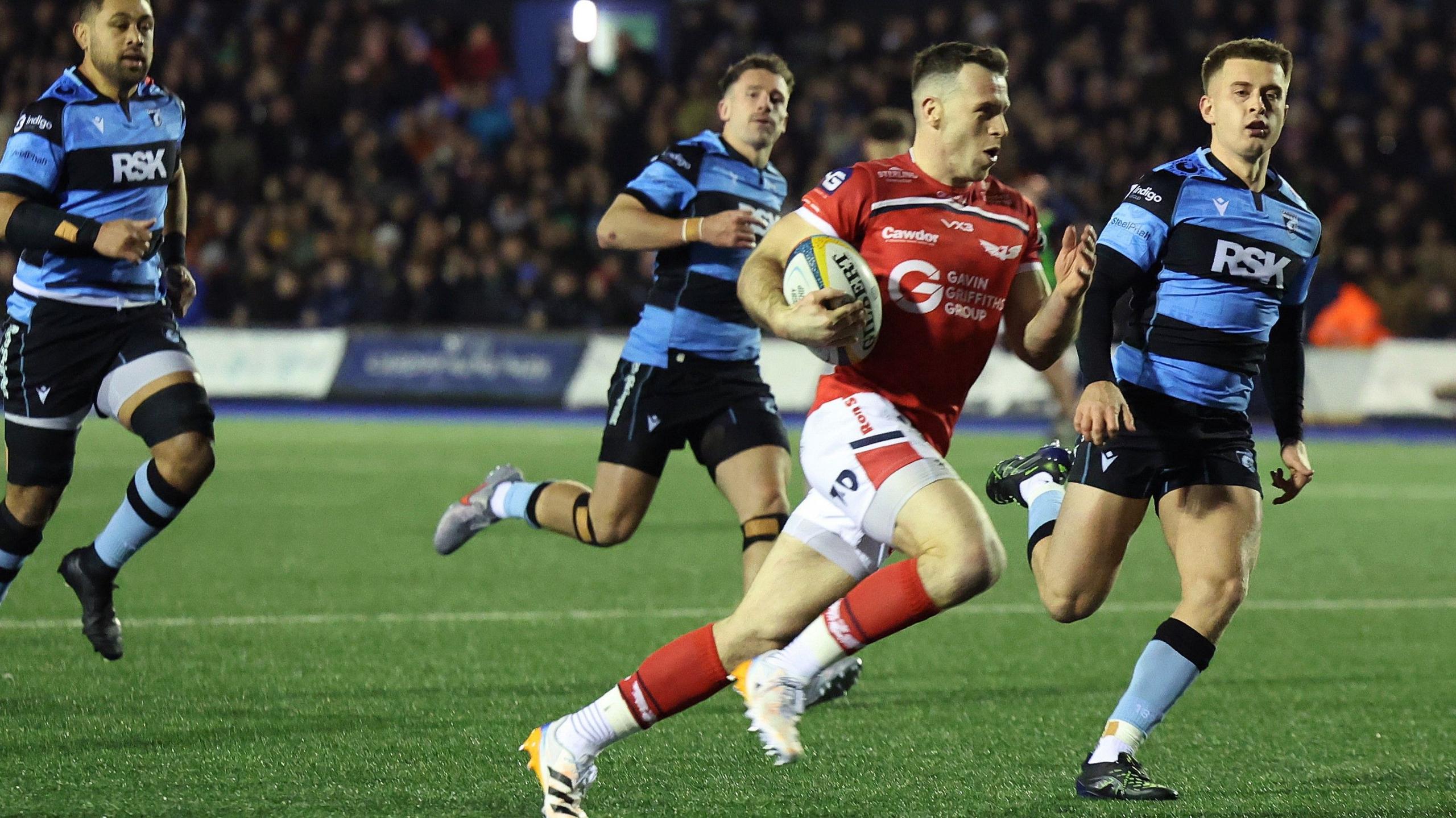 Mewnwr Cymru, Gareth Davies yn sgorio ei ail gais i'r Scarlets yn erbyn Caerdydd