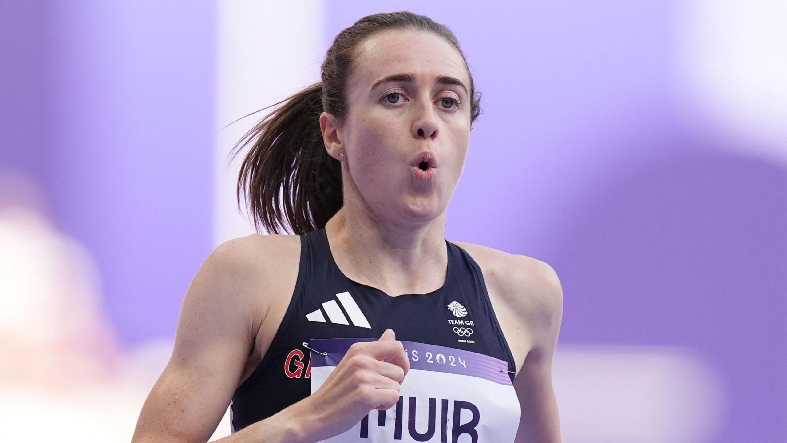 Olympic 2024: GB's Laura Muir eases into 1500m semi-finals - BBC Sport