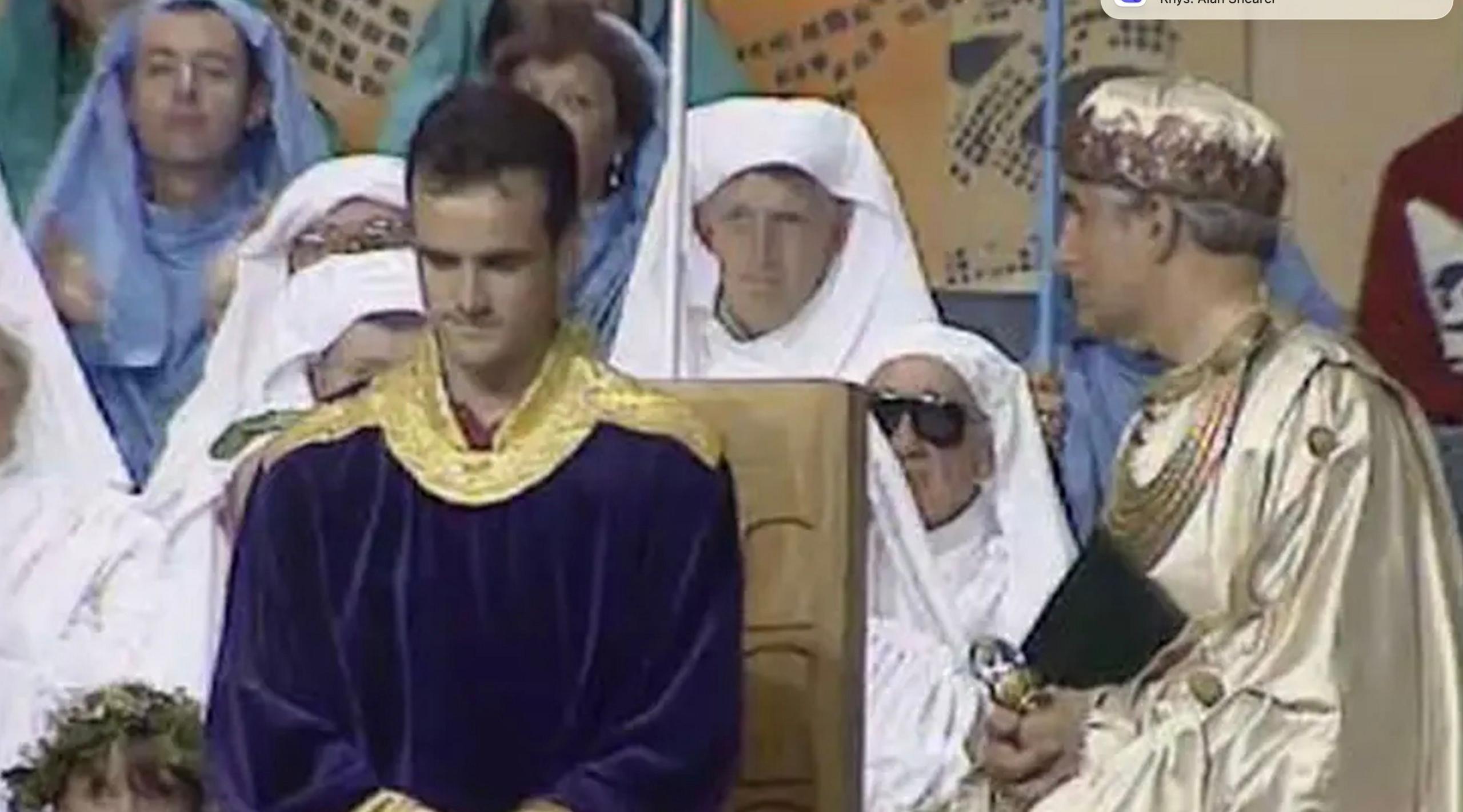 Yr Archdderwydd John Gwilym Jones yn cadeirio ei fab Tudur Dylan Jones yn Eisteddfod Genedlaethol Bae Colwyn 1995. Yn yr un eisteddfod fe wnaeth hefyd goroni ei frawd - ac ewythr Tudur - Aled Gwyn