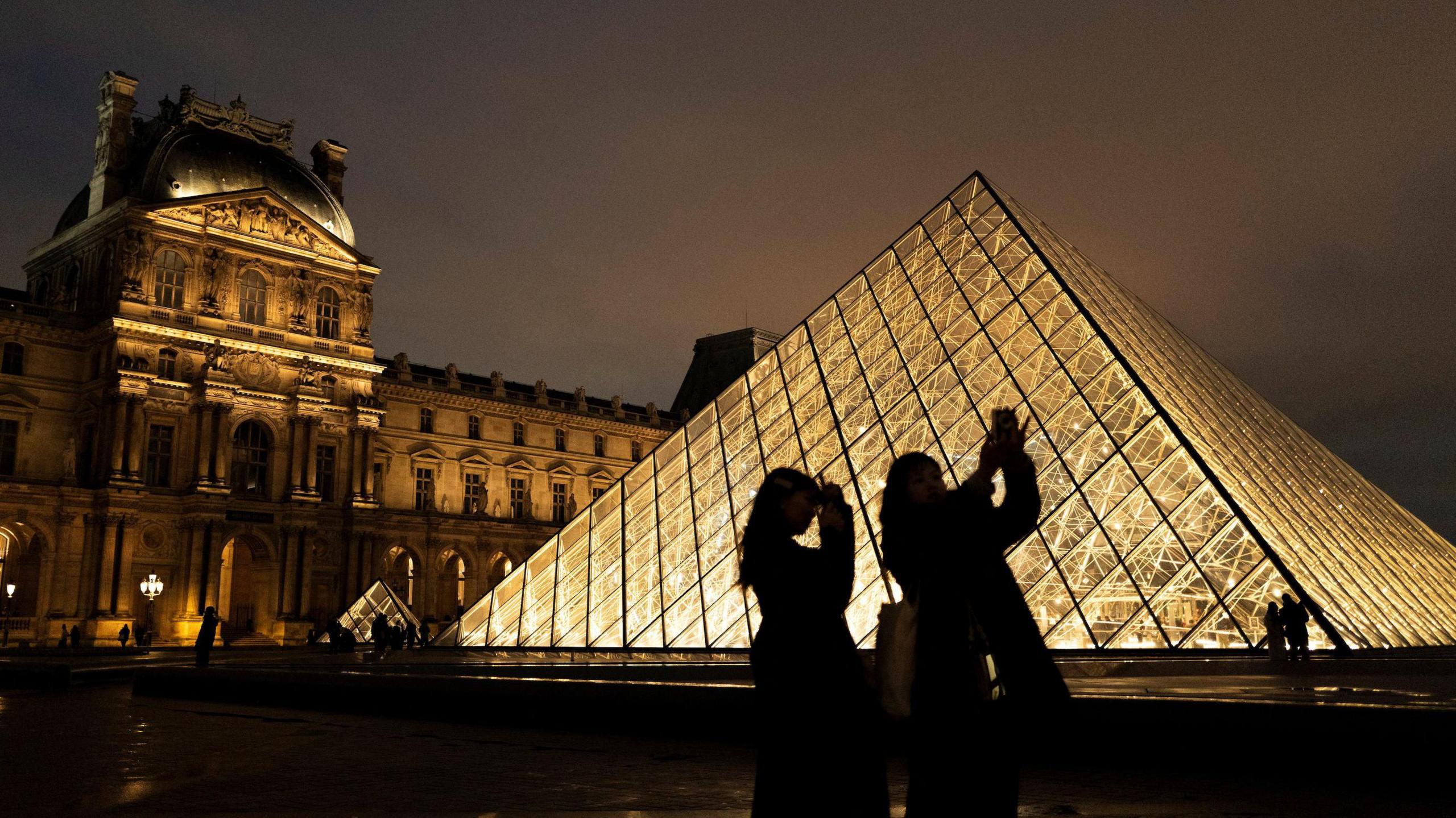 tourists in front of the Louvre 