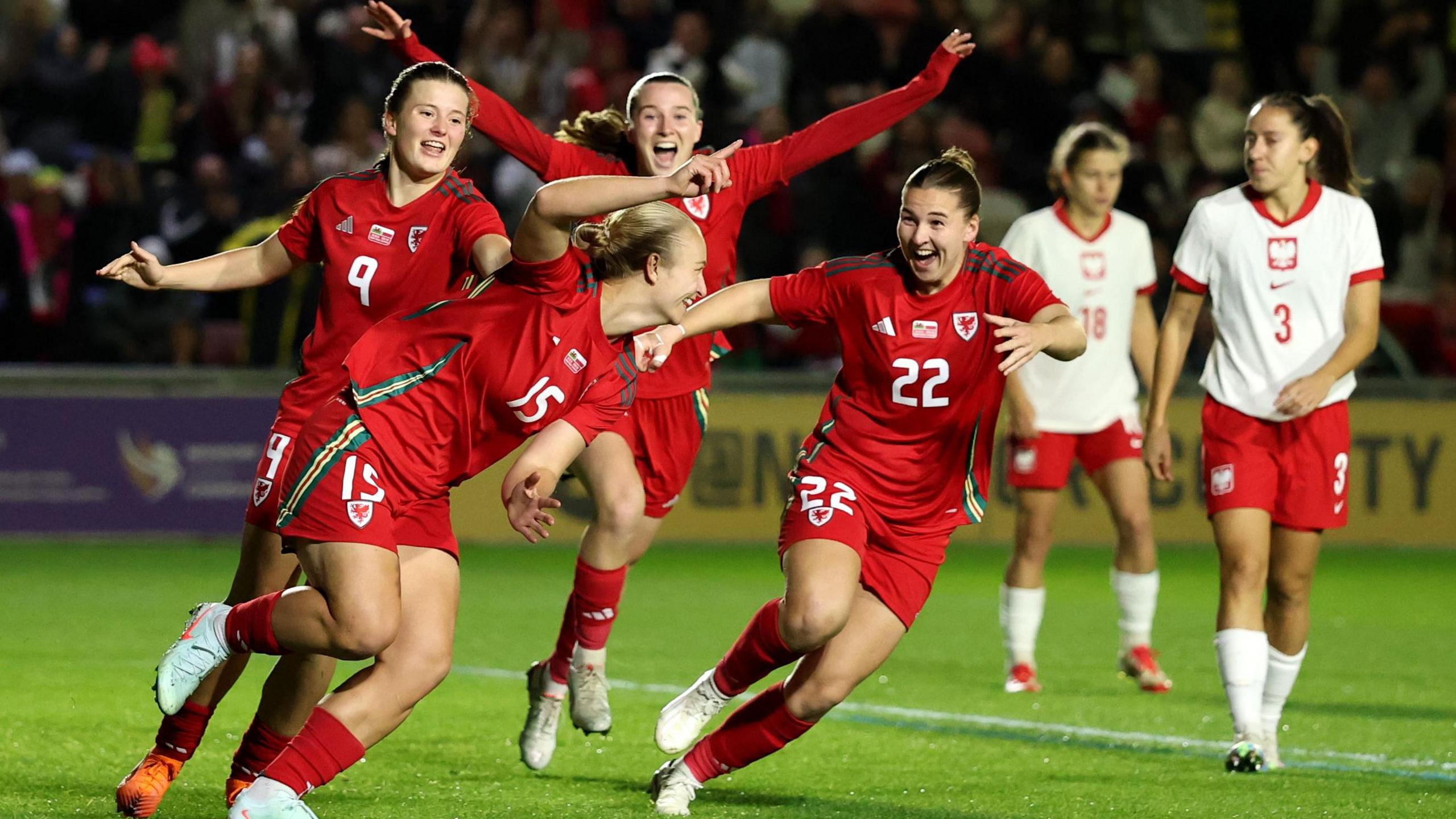 Cymru yn erbyn Gwlad Pwyl