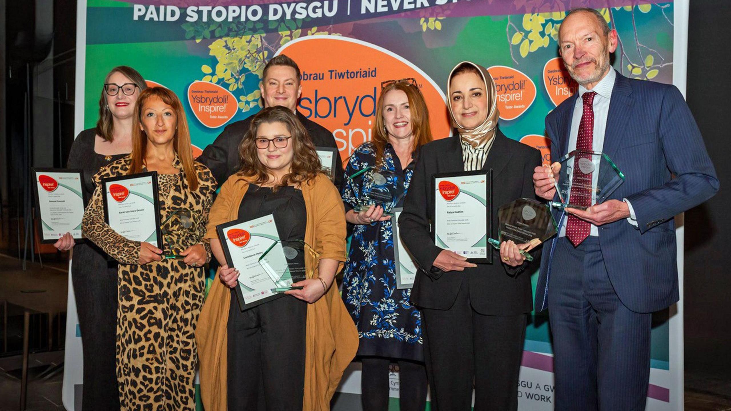 Ruth (trydydd o'r dde) yn seremoni Gwobrau Ysbrydoli! Tiwtoriaid 2026 nos Fawrth