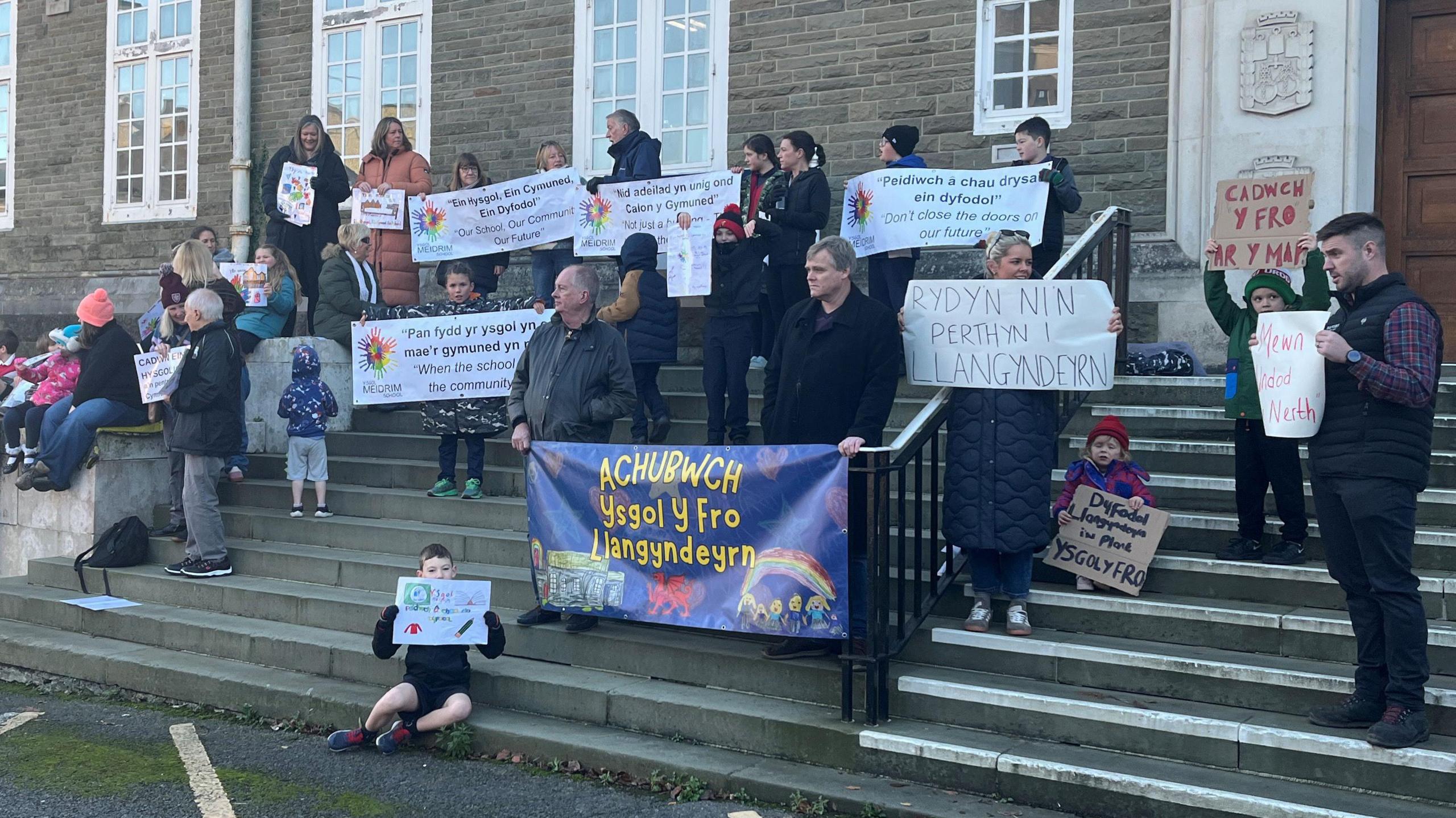 Protest ysgolion Sir Gâr