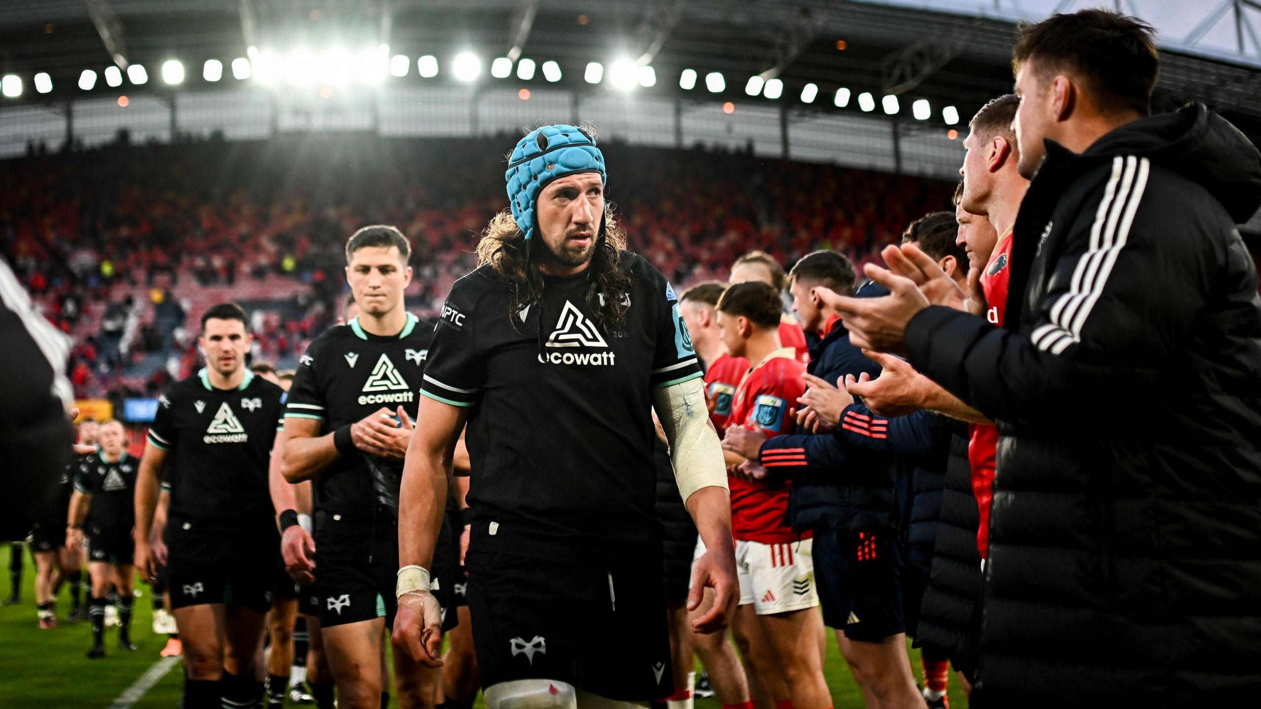 Justin Tipuric leads Ospreys players off pitch at Munster