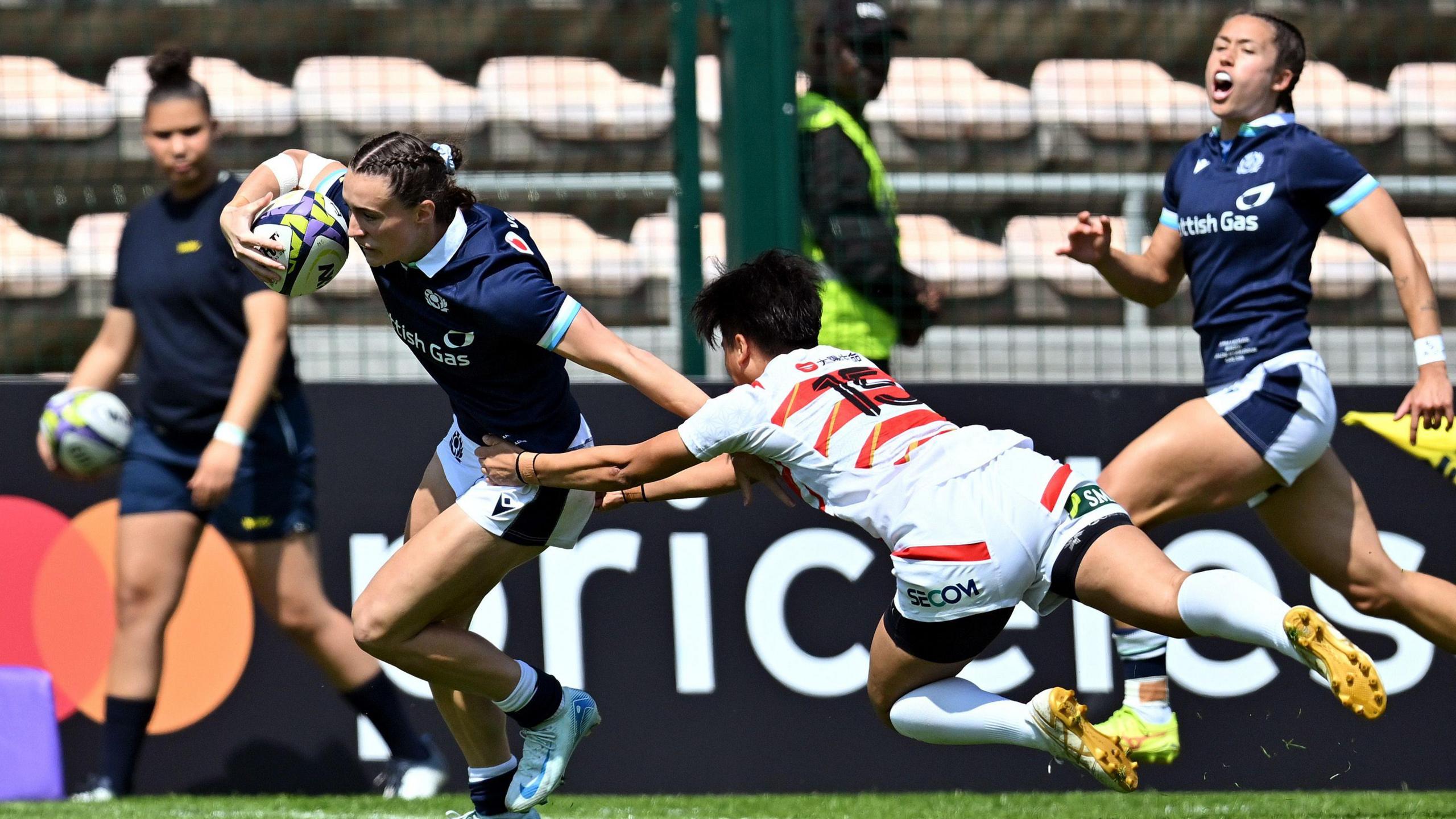 Francesca McGhie scores a try against Japan