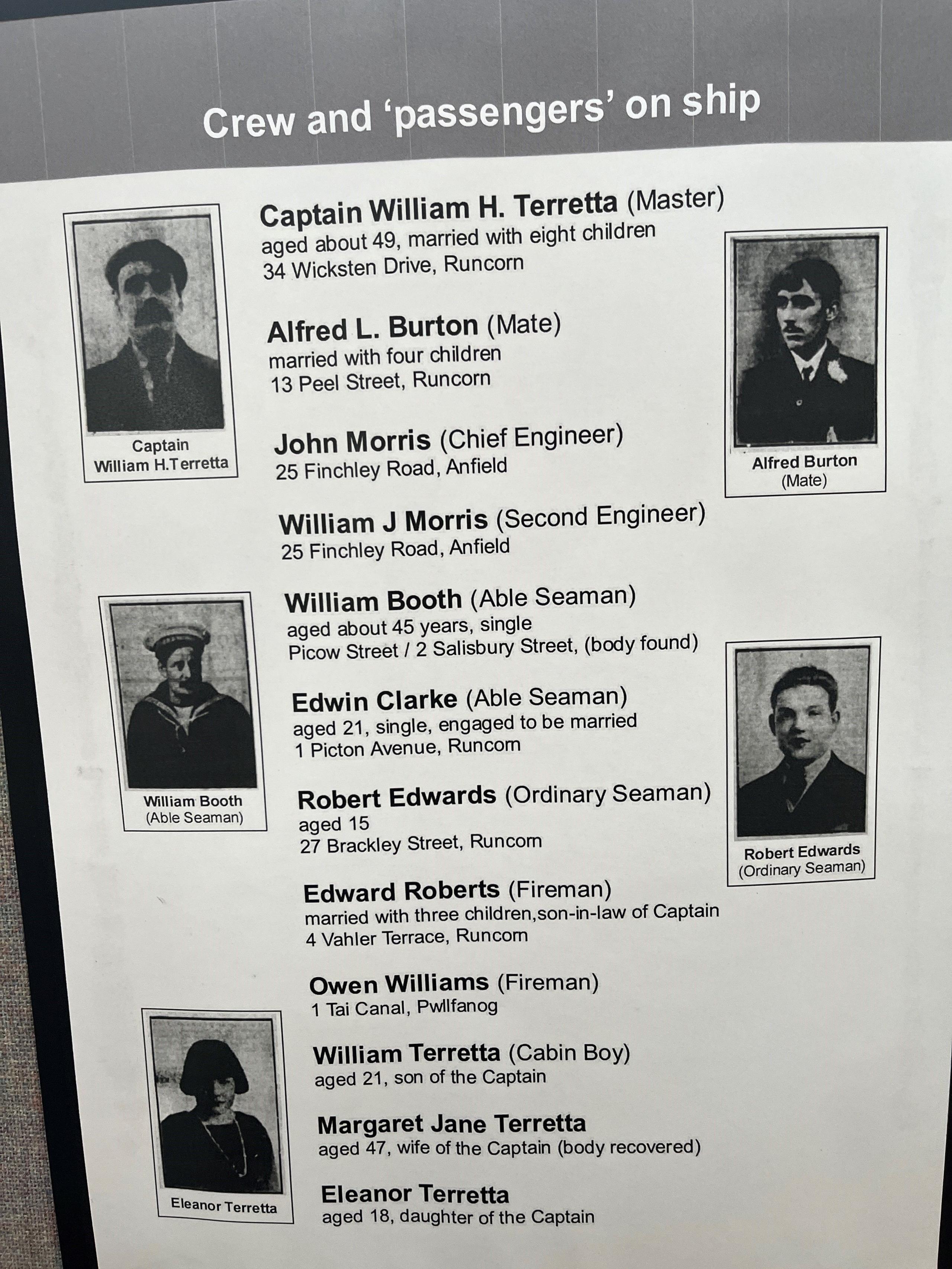 Yr arddangosfa yn Neuadd Aber-porth