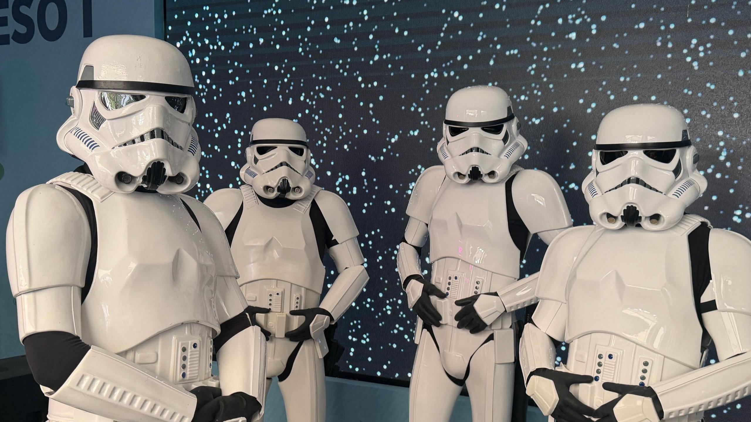 Daeth y cyhoeddiad ar faes yr Eisteddfod, gyda'r Stormtroopers yn crwydro'r maes