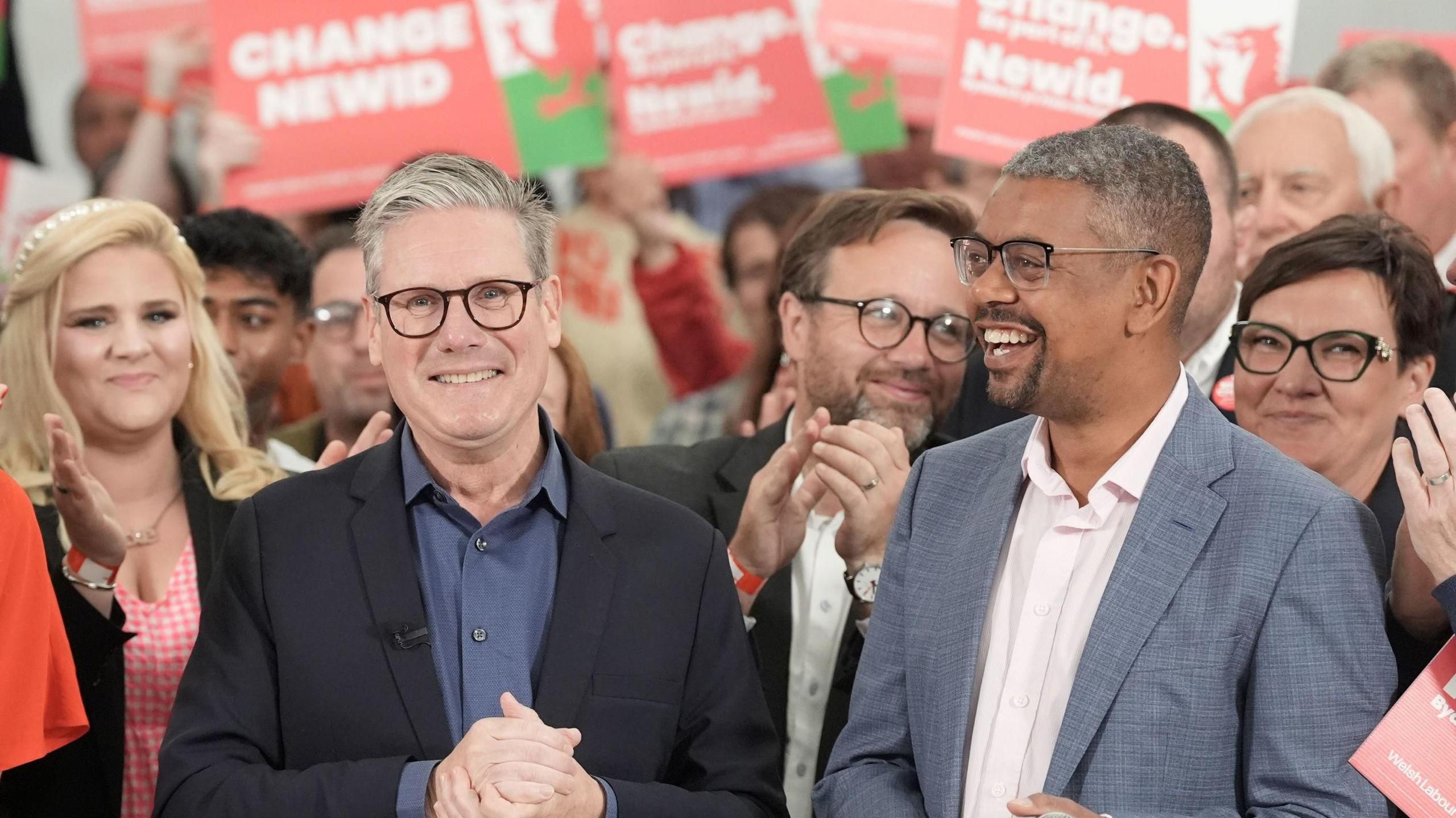 Keir Starmer ac arweinydd Llafur Cymru, Vaughan Gething gydag ymgyrchwyr y blaid yn Hendy-gwyn ar Daf