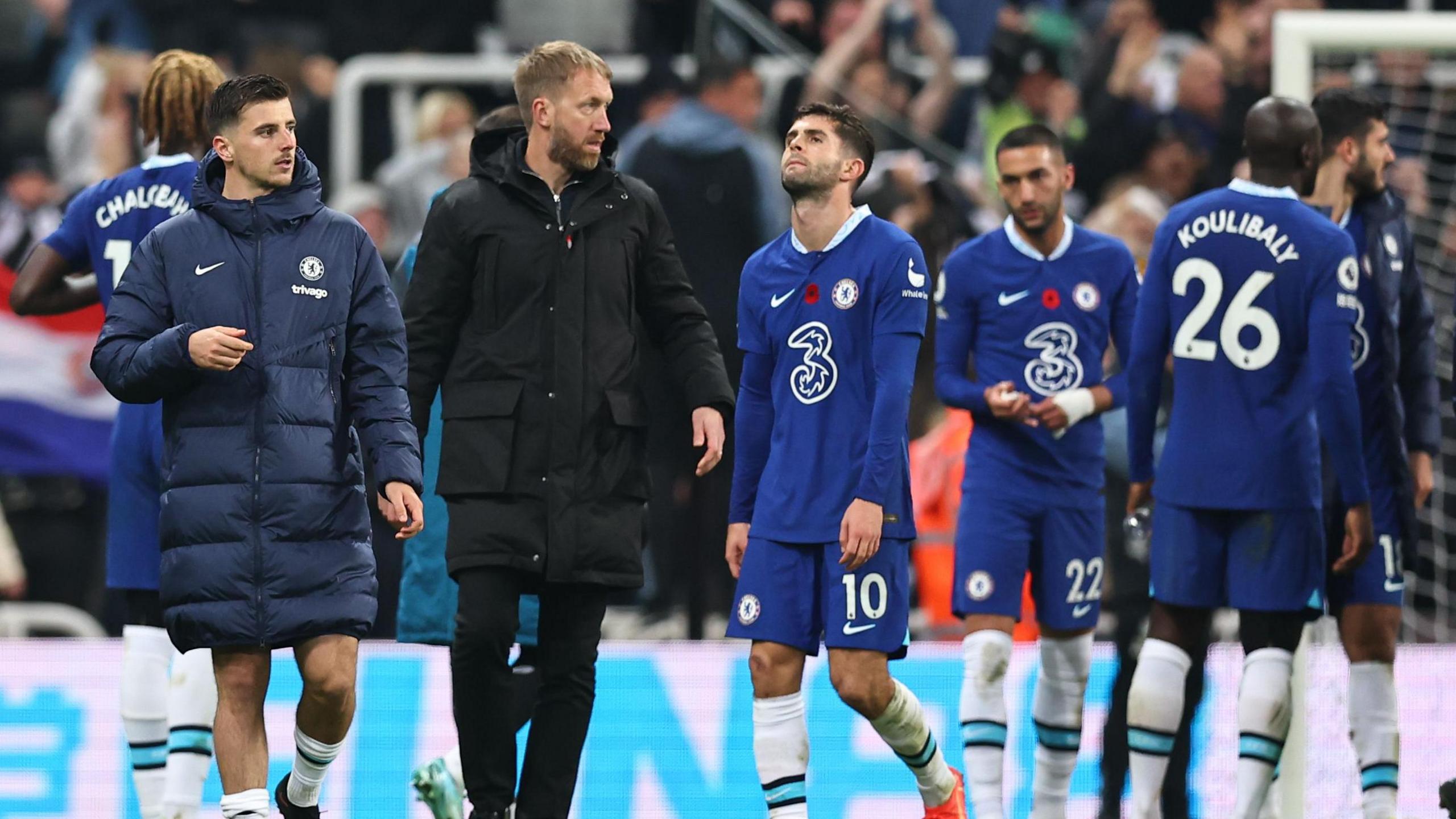 Graham Potter looks dejected with Chelsea players