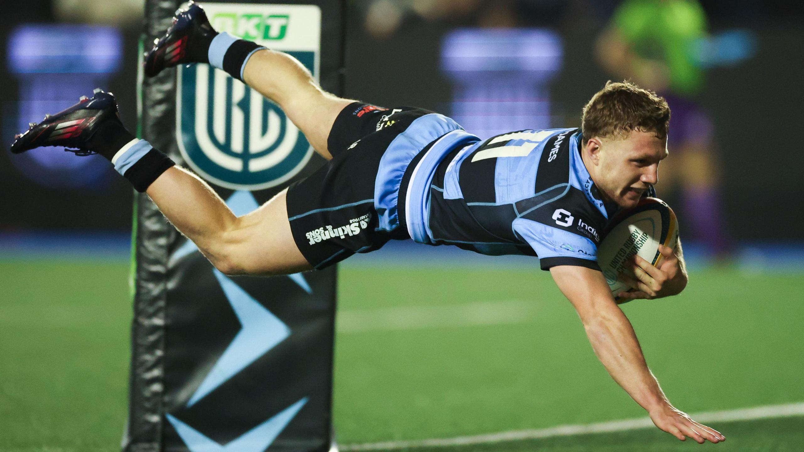Tom Bowen scores one of his tries against Connacht