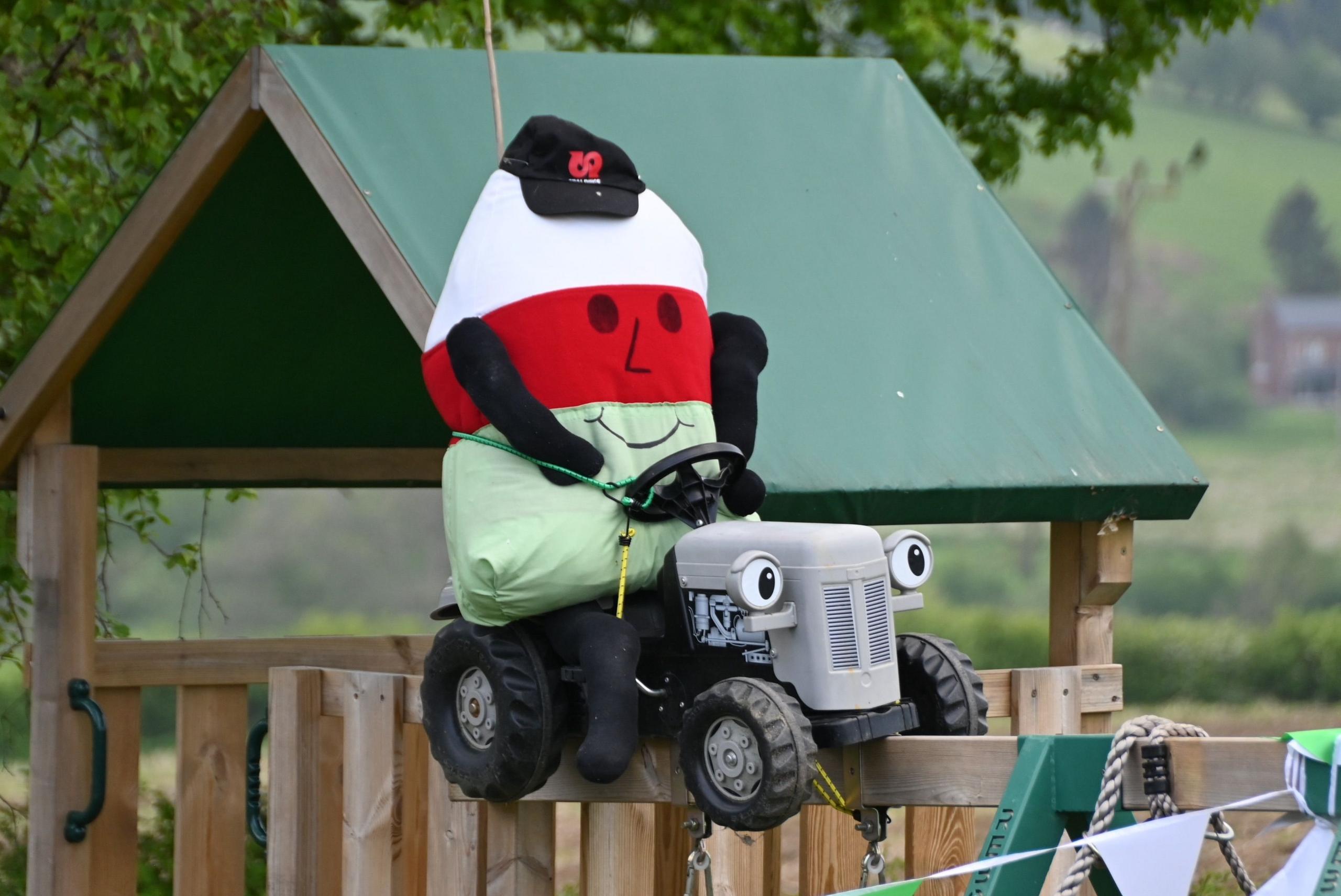 Mae'r Mistar Urdd yma gan deulu Maes Mathrafal, Llangynyw yn gallu gyrru tractor