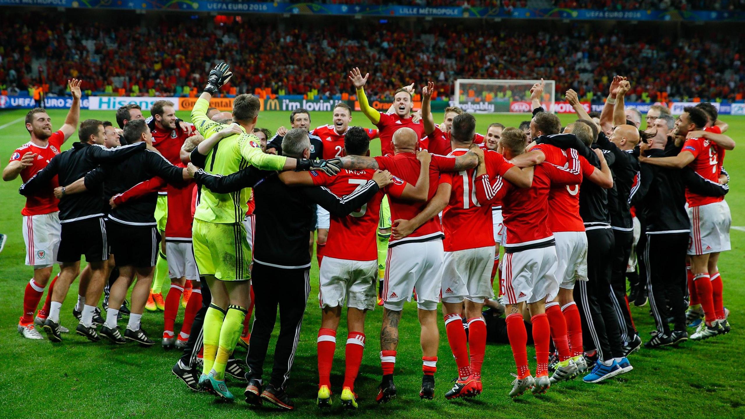 Chwaraewyr Cymru yn dathlu'r fuddugoliaeth yn erbyn Gwlad Belg yn Lille