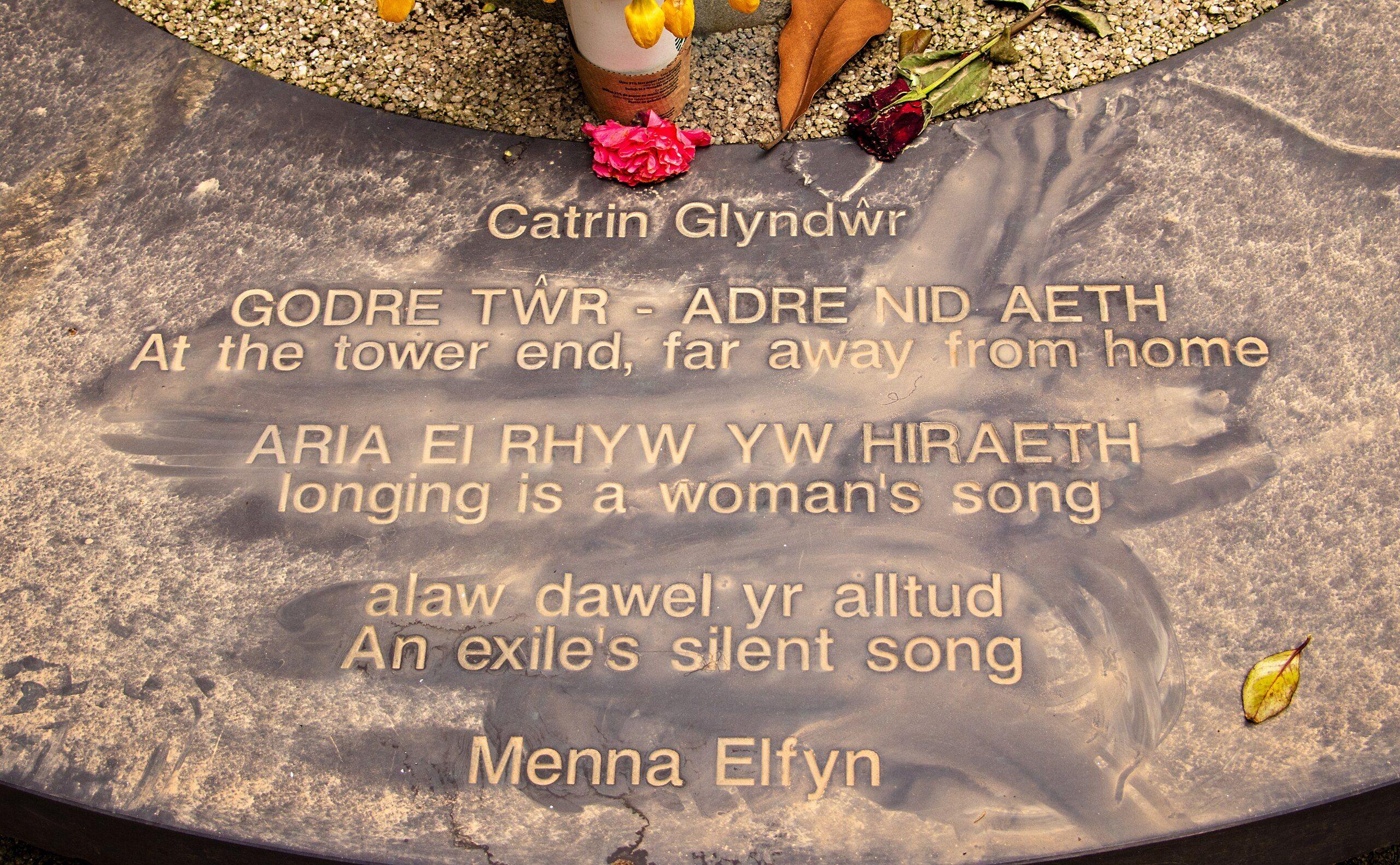 Y geiriau gan Menna Elfyn ar y gofeb yn Llundain