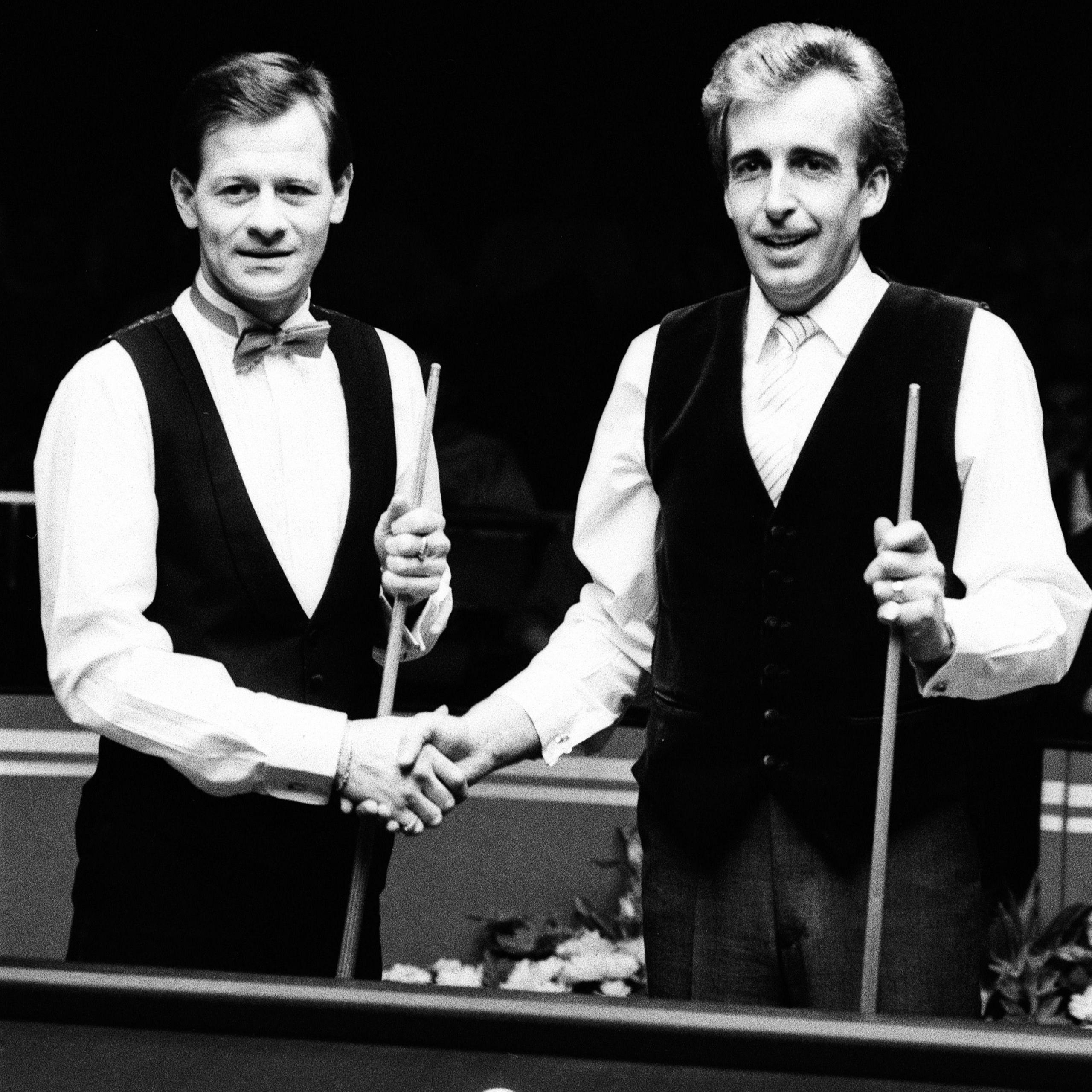 Alex Higgins and Terry Griffiths yn ysgwyd llaw yn y 1987 Benson & Hedges Masters snooker tournament