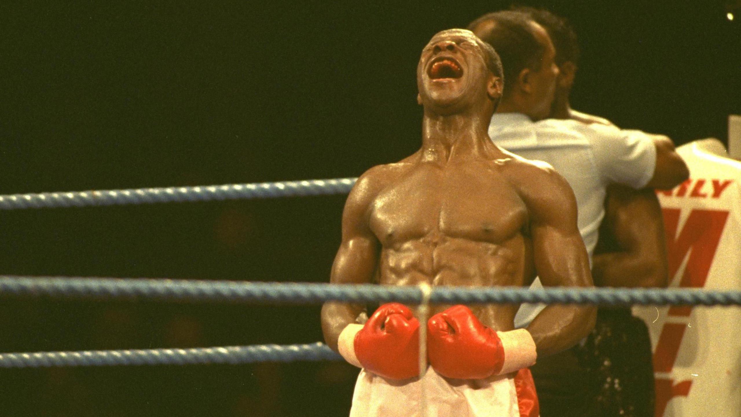 Chris Eubank yn dilyn buddugoliaeth mewn ffeit yn 1990