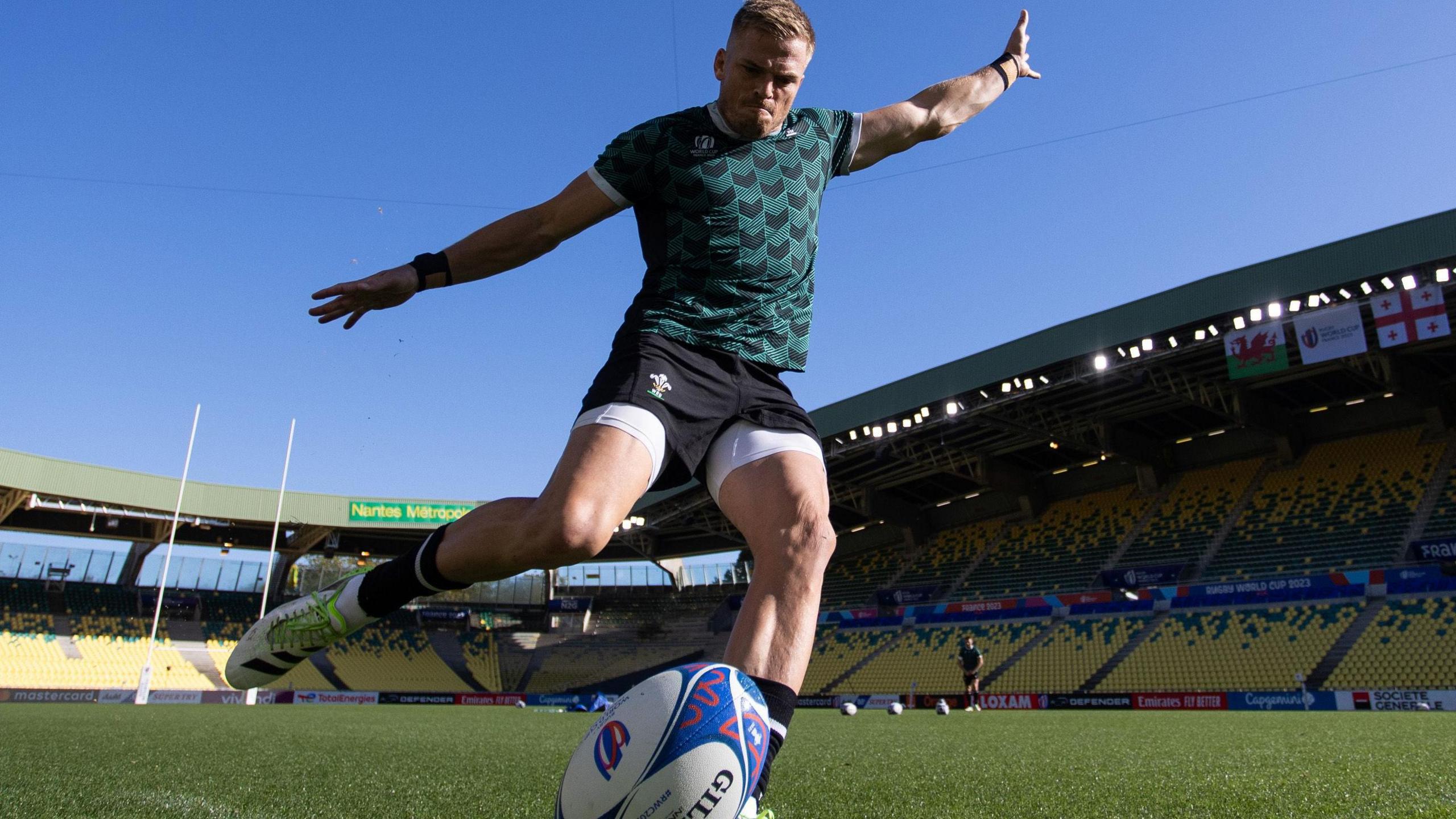 Gareth Anscombe kicking in practice during the 2023 World Cup