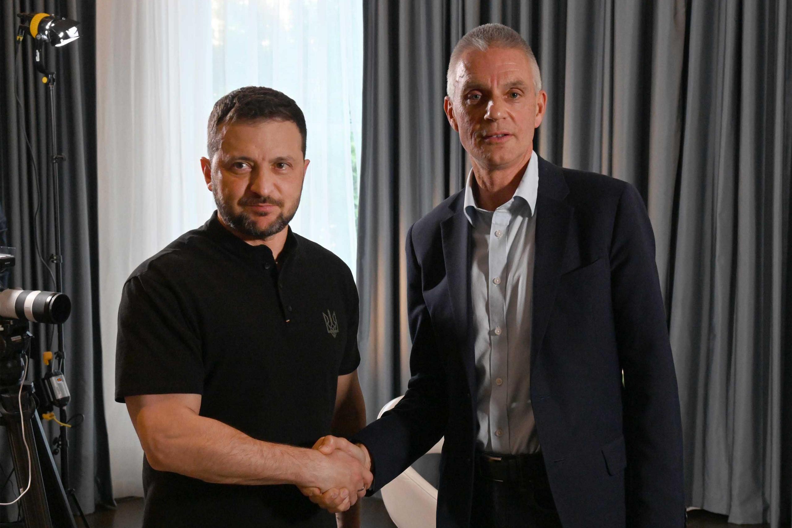 Tim Davie shakes hands with Ukrainian President Volodymyr Zelensky