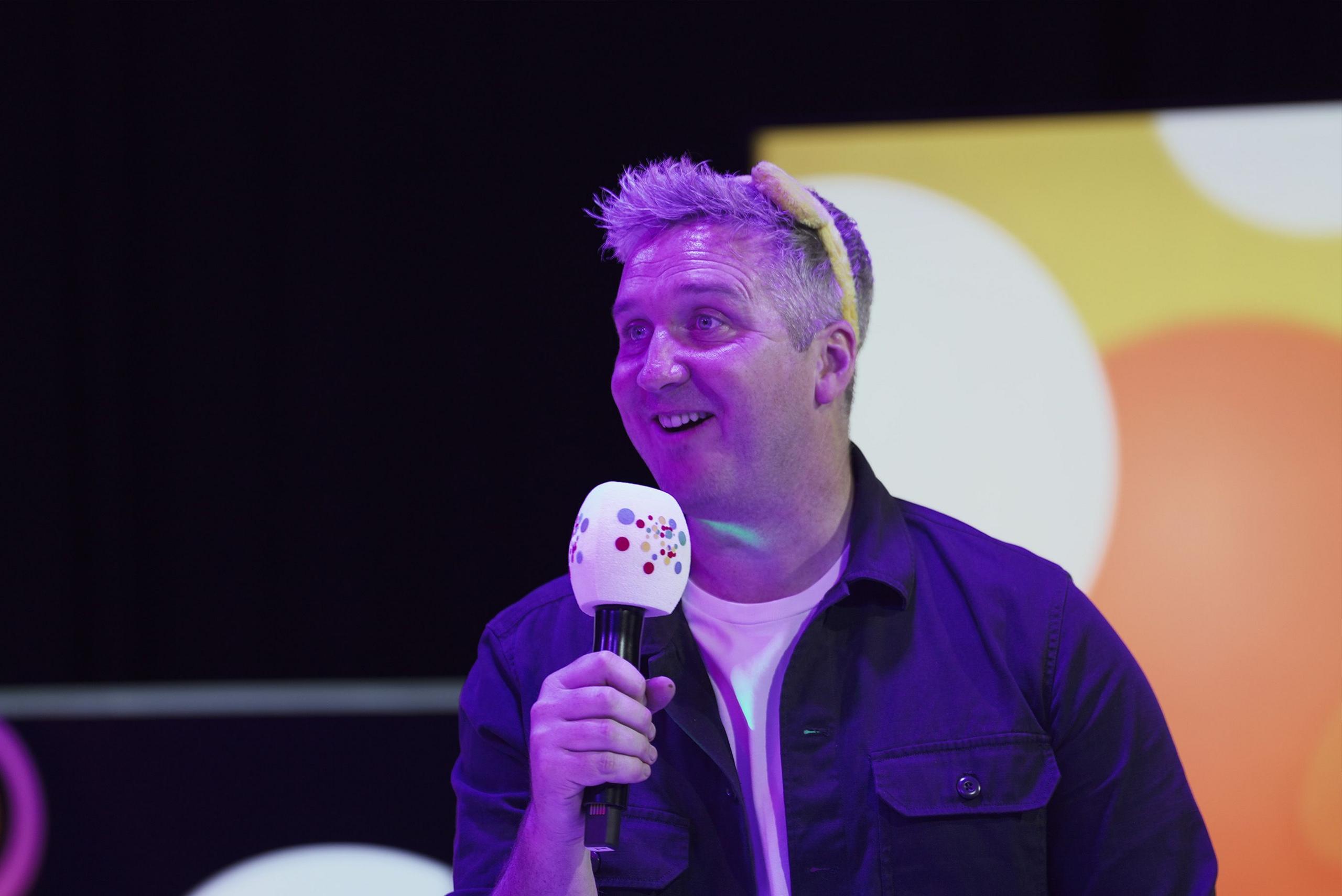 Ifan Evans yn cyflwyno ar BBC Radio Cymru