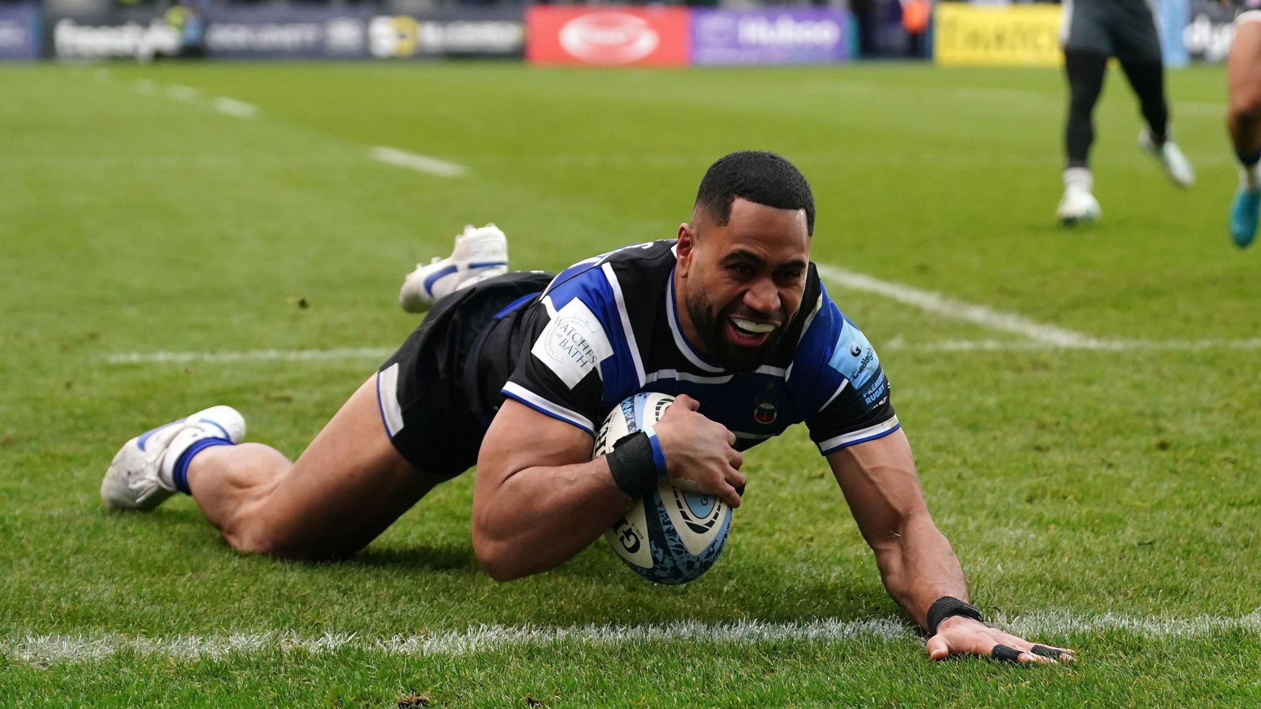 Joe Cokanasiga scores a try for Bath