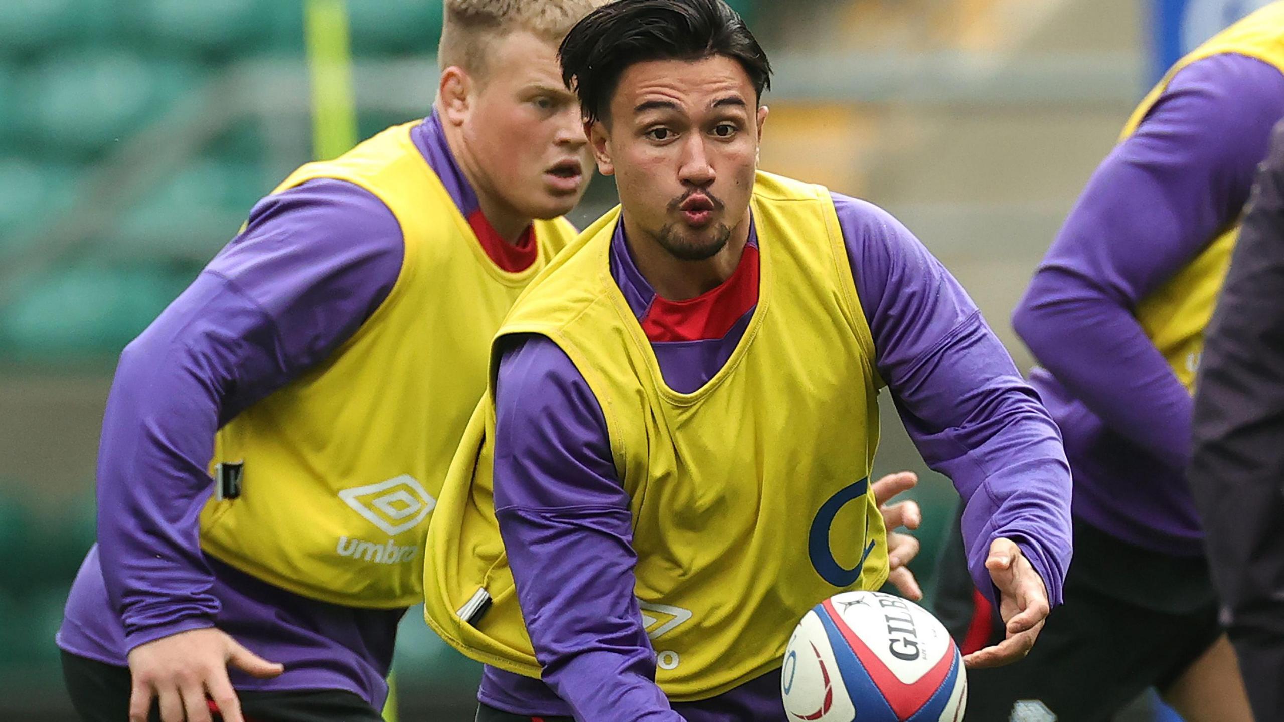 Marcus Smith passing the ball in England training