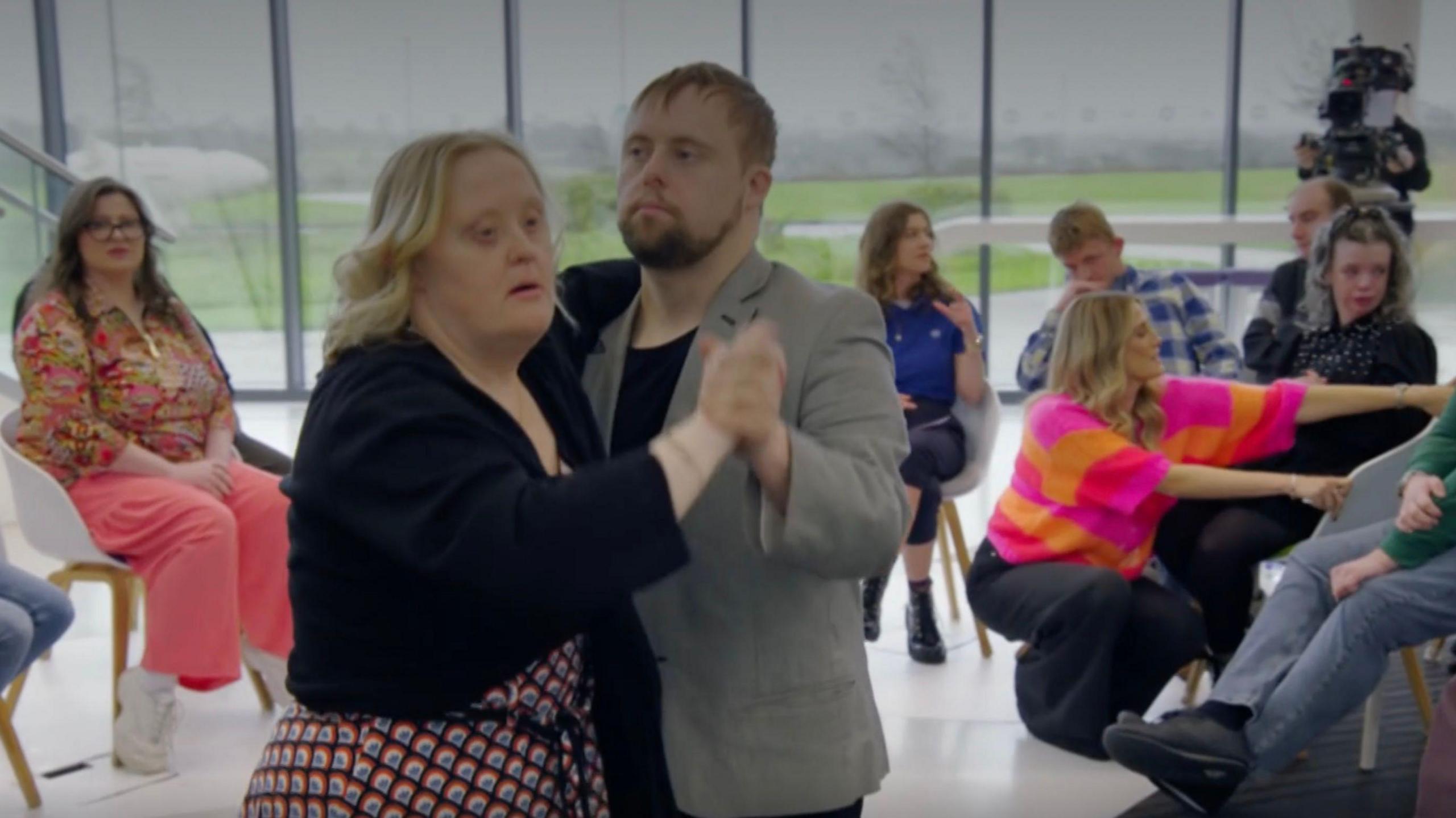 Alison a Michael yn dawnsio ar Y Cyfweliad