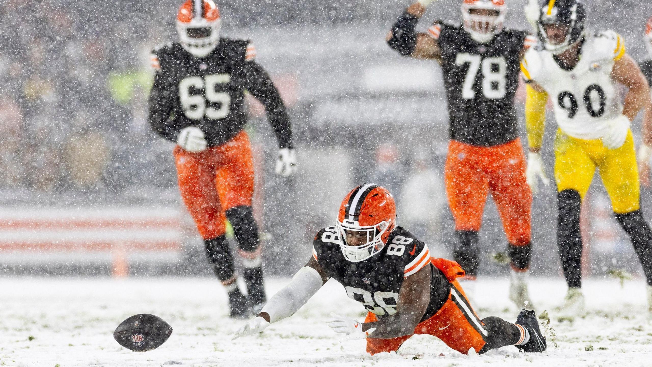  Jordan Akins diving after the ball in the snow