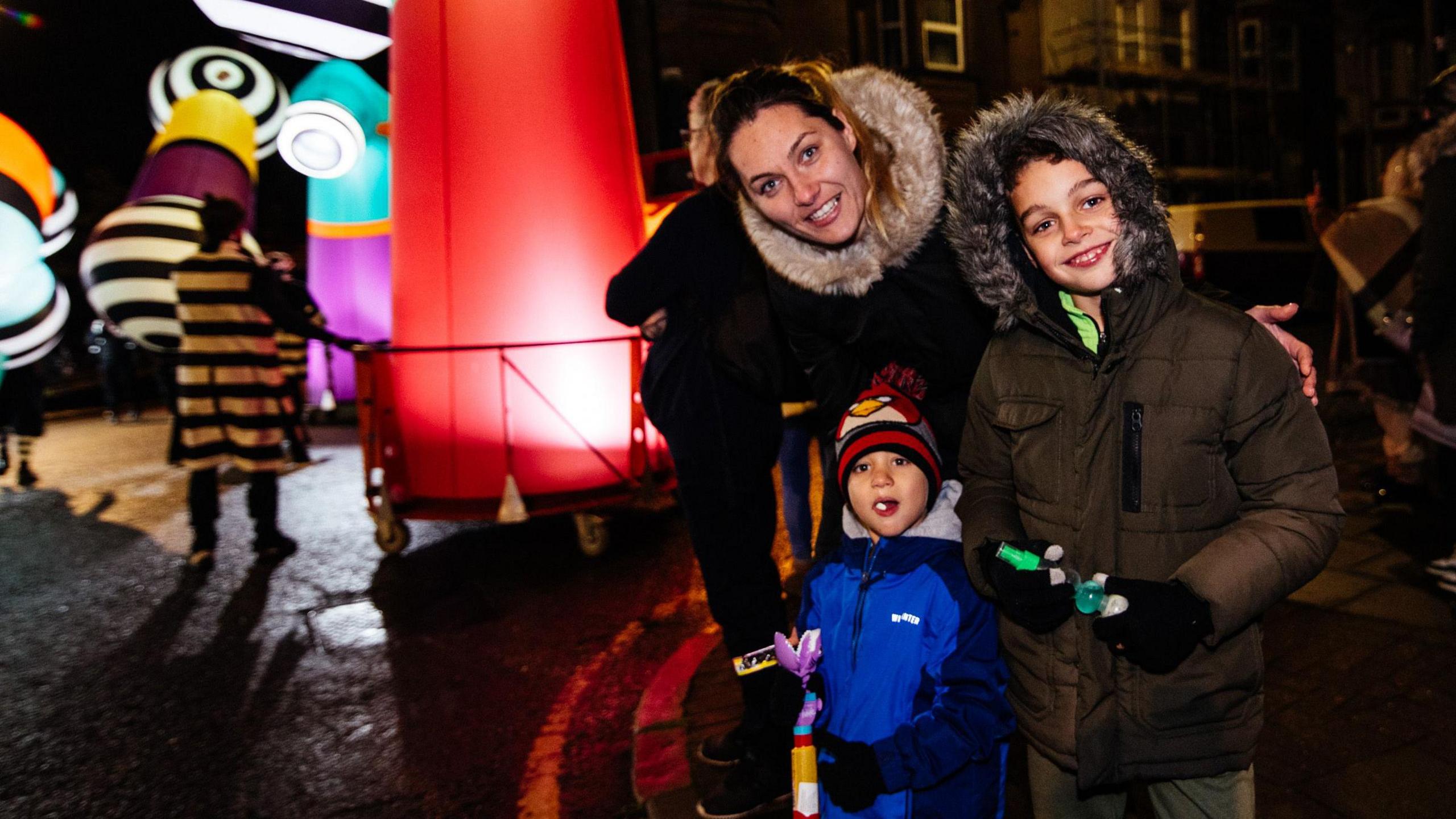 Family watching a Luton light display