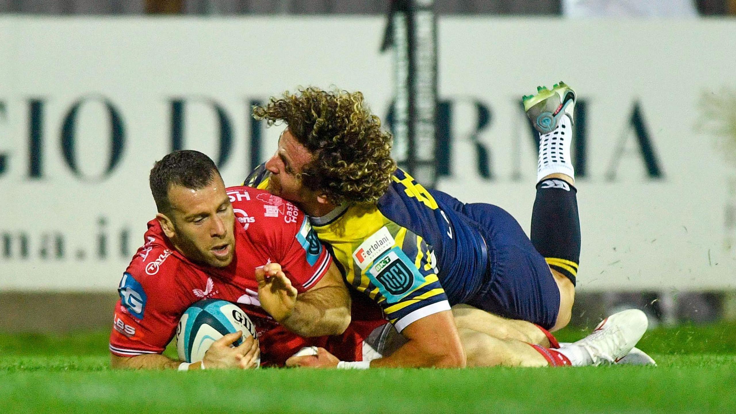 Gareth Davies scores a try