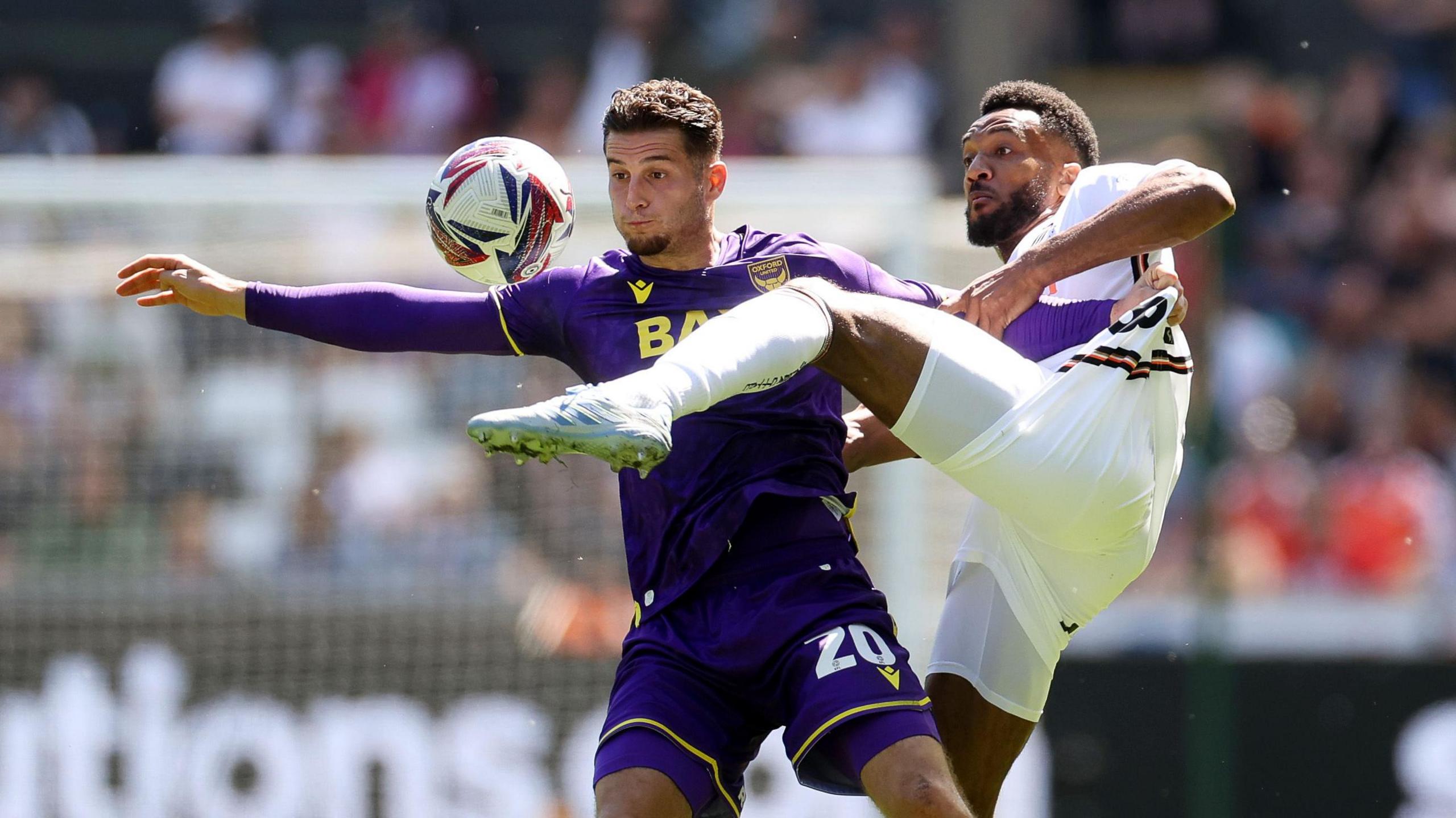 Ruben Rodrigues battles with Hannes Delcroix