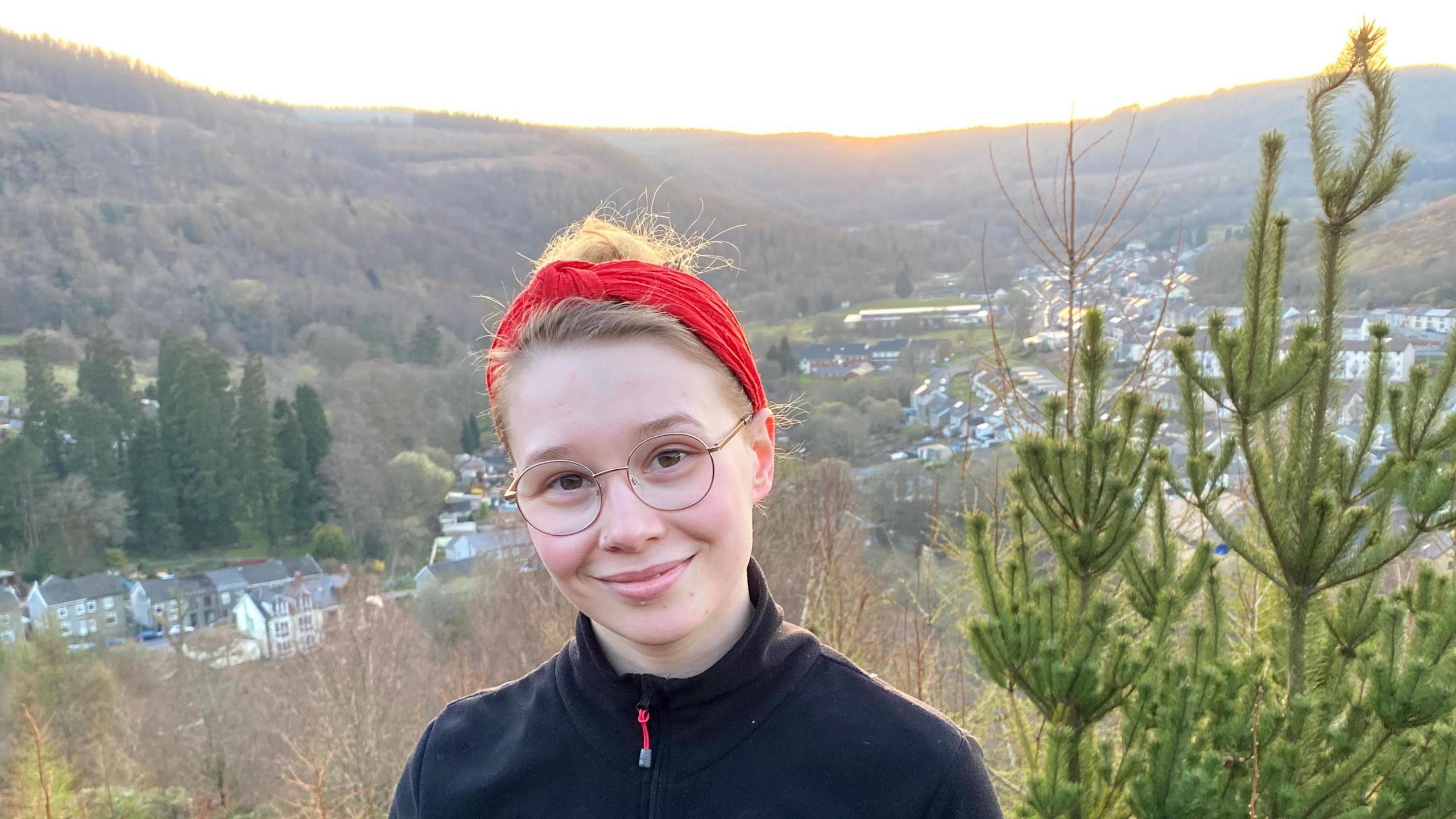 Molly Palmer a Cwmaman yn y cefndir