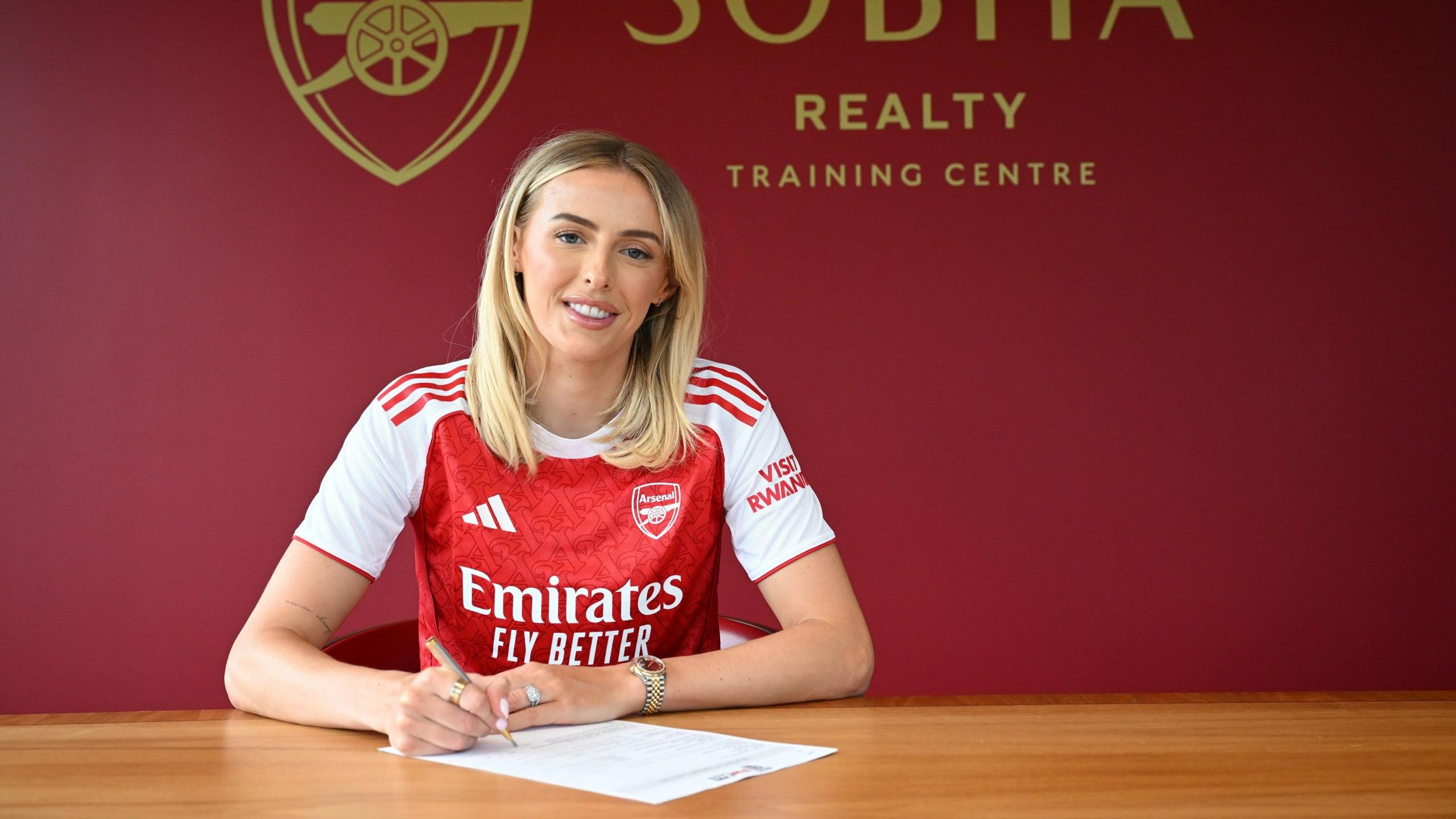 Chloe Kelly signs an Arsenal contract